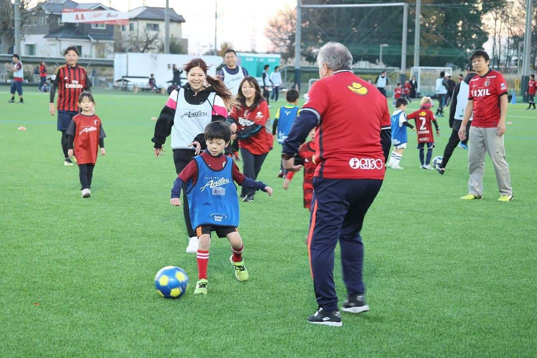 ジーコさんのインスタグラム写真 - (ジーコInstagram)「Um dia muito especial de uma Clinica de Futebol do @kashima.antlers, realizada na filial Kashima Tsukuba. Participaram meu 3 ex jogadores do Kashima e da Seleção Japonesa, Nakata Koji, Motoyama e Narahashi. Presença alegre e com muita energia dos pais, mães junto com as crianças. Feliz de poder ajudar a proporcionar dias assim para as famílias japonesas. Vamos em frente」12月2日 23時13分 - zico