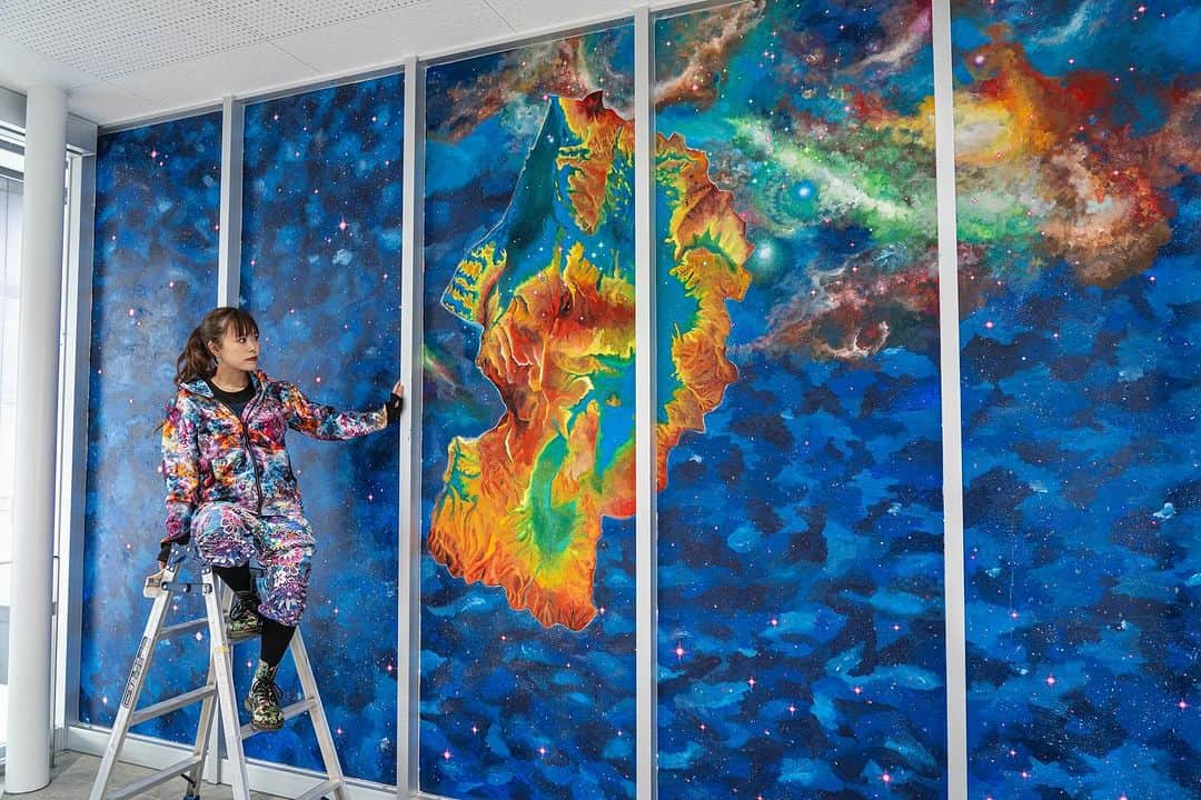 小林舞香さんのインスタグラム写真 - (小林舞香Instagram)「道の駅やまがた蔵王 @m_yzao の風除湿に壁画を施しました。  こちらの壁画「Cosmic Yamagata（宇宙のヤマガタ）」は、東北地方に位置する山形県が地球上で独自の存在感を示す唯一無二の場所でありながら、同時にそれを超越し、宇宙の広大な舞台においても独自かつ特別な存在であることを表現します。  この壁画のコンセプトは、山形の美しい自然や独自の文化が、宇宙全体にその輝きを放ち、地球の中でも特別な場所として浮かび上がることを想像させます。山形の美しい形状が宇宙の背景に浮かび、山形の風景が宇宙の彩りと融合しています。これは山形が単なる地球上の場所でなく、宇宙全体においても特別で、その存在が銘記された一枚のアートとなります。  先に発信した正面の壁画「Imaginal disk(イマジナルディスク)」と合わせてご覧いただけたら幸いです。  photo by @hikaru.studio9   #maikamural #壁画 #壁画師 #mural #muralist #muralpainting #art #illustration #drawing #draw #acrylicpaint #wallpainting #contemporaryart #contemporarypainting #wallpaint #山形市 #道の駅やまがた蔵王 #arts #exhibition #earth #gallery #masterpiece #amsterdam #creative #artwork #acrylic #acrylicpainting #artworks #絵画 #絵」12月2日 23時15分 - maikyarian
