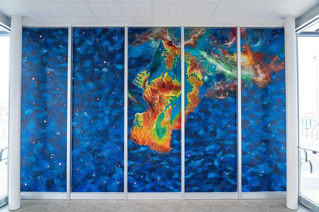 小林舞香さんのインスタグラム写真 - (小林舞香Instagram)「道の駅やまがた蔵王 @m_yzao の風除湿に壁画を施しました。  こちらの壁画「Cosmic Yamagata（宇宙のヤマガタ）」は、東北地方に位置する山形県が地球上で独自の存在感を示す唯一無二の場所でありながら、同時にそれを超越し、宇宙の広大な舞台においても独自かつ特別な存在であることを表現します。  この壁画のコンセプトは、山形の美しい自然や独自の文化が、宇宙全体にその輝きを放ち、地球の中でも特別な場所として浮かび上がることを想像させます。山形の美しい形状が宇宙の背景に浮かび、山形の風景が宇宙の彩りと融合しています。これは山形が単なる地球上の場所でなく、宇宙全体においても特別で、その存在が銘記された一枚のアートとなります。  先に発信した正面の壁画「Imaginal disk(イマジナルディスク)」と合わせてご覧いただけたら幸いです。  photo by @hikaru.studio9   #maikamural #壁画 #壁画師 #mural #muralist #muralpainting #art #illustration #drawing #draw #acrylicpaint #wallpainting #contemporaryart #contemporarypainting #wallpaint #山形市 #道の駅やまがた蔵王 #arts #exhibition #earth #gallery #masterpiece #amsterdam #creative #artwork #acrylic #acrylicpainting #artworks #絵画 #絵」12月2日 23時15分 - maikyarian
