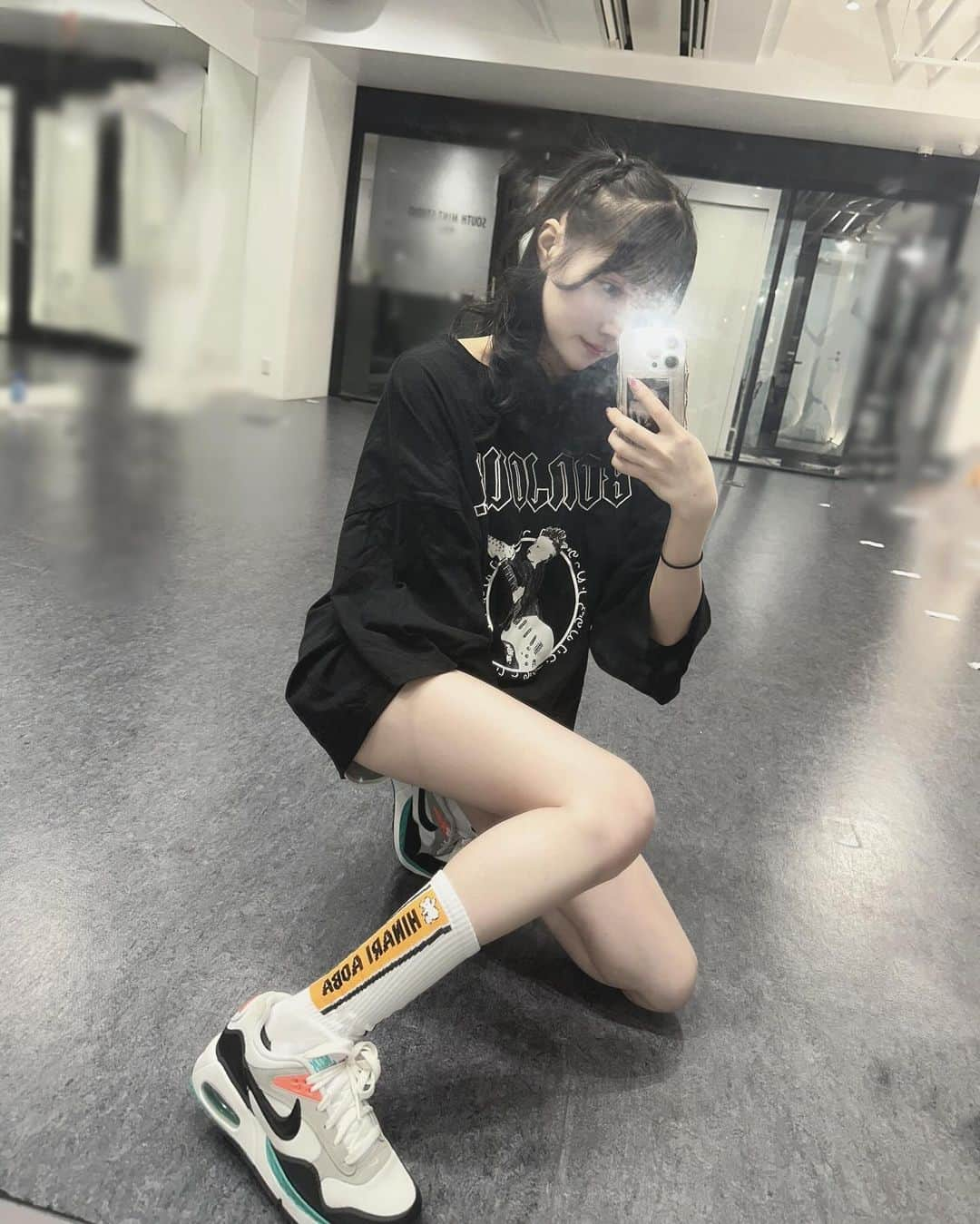 青葉ひなりのインスタグラム：「新グッズのソックスかわいい👟  今日レッスンで履いてみたよ~！  ワンマングッズかわいいので ぜひ当日getしてワンマン 身につけてね🧡  #スニーカー #スニーカーコーデ #スニーカー女子 #instagood #airmax」