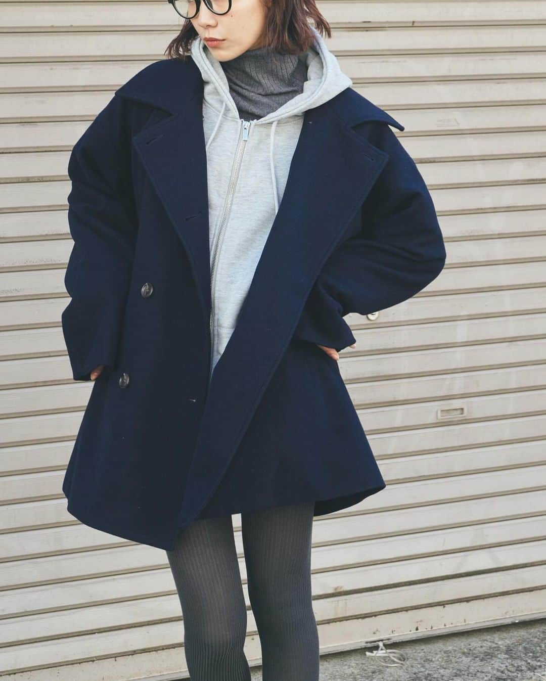 AR Holidayさんのインスタグラム写真 - (AR HolidayInstagram)「❄️OUTER STYLING arHOLIDAYおすすめのアウタースタイル。 ショートコートですっきり魅せる大人ライン◎ ㅤㅤㅤㅤ ━━━━━━━━━━━━━━━ ㅤㅤ ㅤㅤ#スタンドカラー3WAYショートコート price/¥7,700(tax in) color/black.ivory.navy ㅤㅤ #リブニットナロースカート price/¥3,630(tax in) color/ivory size/S.M ㅤㅤ #裏起毛ステッチロゴオーバーサイズスウェット price/¥4,290 (tax in) color/natural.off-white.charcoalgray ㅤㅤㅤㅤ ━━━━━━━━━━━━━━━ ㅤㅤ ※撮影環境の加工感により、実物と色味が異なる場合がございます。 実物に近い色味はZOZOTOWNページ内画像をご参照ください。  #auntierosa#arholiday#holiday#auntierosaholiday#アンティローザホリデー#ホリデー#アンティローザ#2023AW#zozotown#zozotown購入品#ファッション #ワンマイルコーデ #イエベ #ブルベ #秋コーデ #冬コーデ#シンプルコーデ#モードカジュアル #リラックス #リラックカジュアル #大人カジュアル #大人ファッション」12月2日 23時21分 - arholiday