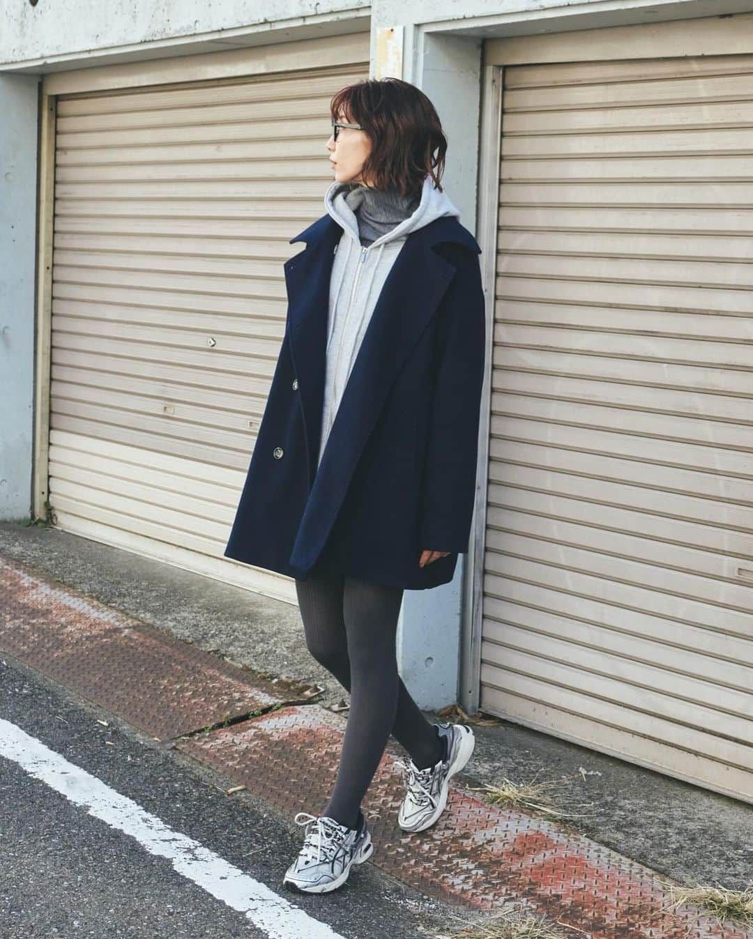 AR Holidayさんのインスタグラム写真 - (AR HolidayInstagram)「❄️OUTER STYLING arHOLIDAYおすすめのアウタースタイル。 ショートコートですっきり魅せる大人ライン◎ ㅤㅤㅤㅤ ━━━━━━━━━━━━━━━ ㅤㅤ ㅤㅤ#スタンドカラー3WAYショートコート price/¥7,700(tax in) color/black.ivory.navy ㅤㅤ #リブニットナロースカート price/¥3,630(tax in) color/ivory size/S.M ㅤㅤ #裏起毛ステッチロゴオーバーサイズスウェット price/¥4,290 (tax in) color/natural.off-white.charcoalgray ㅤㅤㅤㅤ ━━━━━━━━━━━━━━━ ㅤㅤ ※撮影環境の加工感により、実物と色味が異なる場合がございます。 実物に近い色味はZOZOTOWNページ内画像をご参照ください。  #auntierosa#arholiday#holiday#auntierosaholiday#アンティローザホリデー#ホリデー#アンティローザ#2023AW#zozotown#zozotown購入品#ファッション #ワンマイルコーデ #イエベ #ブルベ #秋コーデ #冬コーデ#シンプルコーデ#モードカジュアル #リラックス #リラックカジュアル #大人カジュアル #大人ファッション」12月2日 23時21分 - arholiday