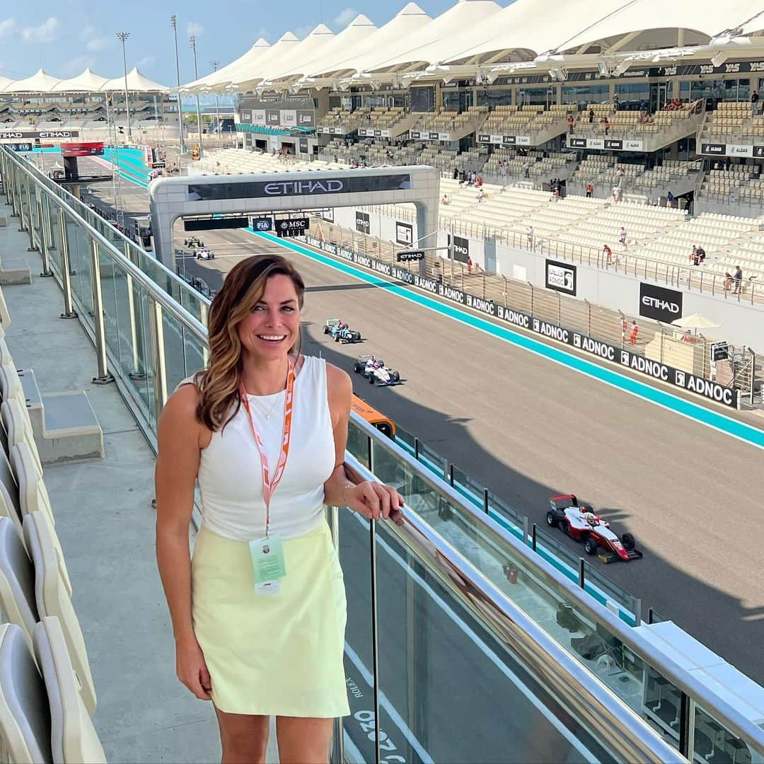 ルイス・グローバーのインスタグラム：「3x Amazing days hostessing at @f1paddockclub in Abu Dhabi #formulaone #grandprix #hostessing #grandprix @f1 #f1 #f1racing #abudhabi #uae🇦🇪 thanks @luxehostess #promo #eventmanagement #fastcar #racing #ferrari #vip #paddockgirls #paddockclubf1」