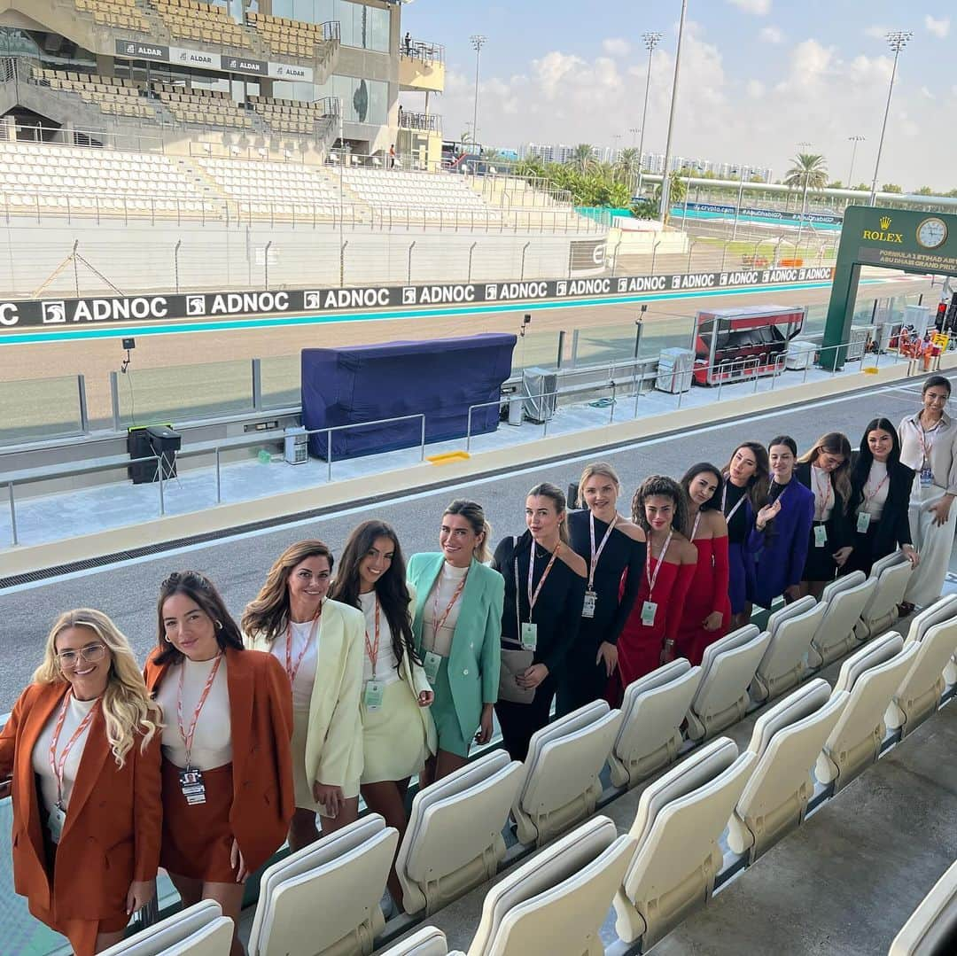 ルイス・グローバーさんのインスタグラム写真 - (ルイス・グローバーInstagram)「3x Amazing days hostessing at @f1paddockclub in Abu Dhabi #formulaone #grandprix #hostessing #grandprix @f1 #f1 #f1racing #abudhabi #uae🇦🇪 thanks @luxehostess #promo #eventmanagement #fastcar #racing #ferrari #vip #paddockgirls #paddockclubf1」12月2日 23時28分 - louiseglover