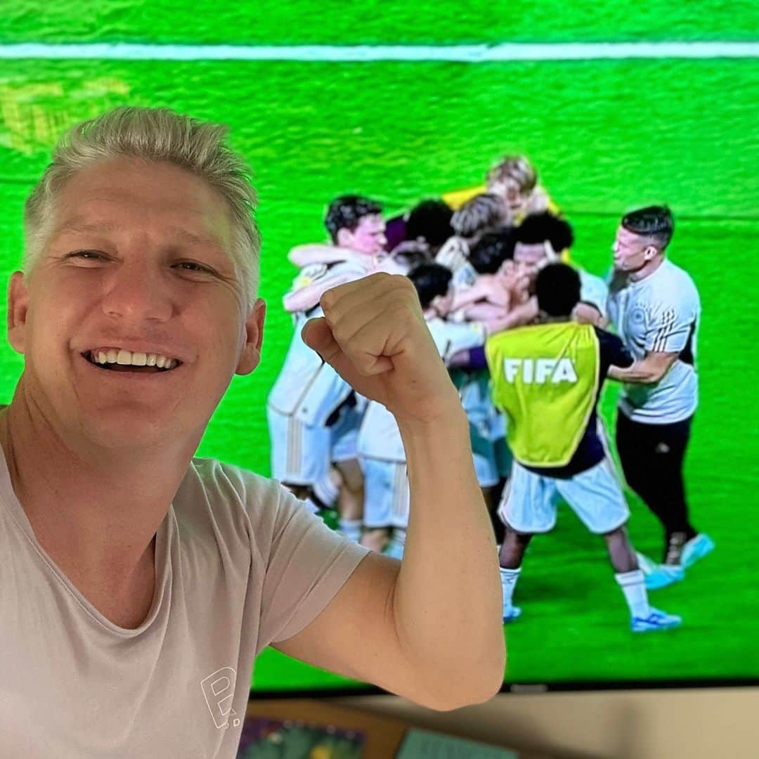 バスティアン・シュヴァインシュタイガーのインスタグラム：「Jawoll, da ist das Ding 🏆 Letzten Schritt gegangen 💪🏻 Wahnsinns-Finale! Glückwunsch @dfb_junioren! #U17WC」