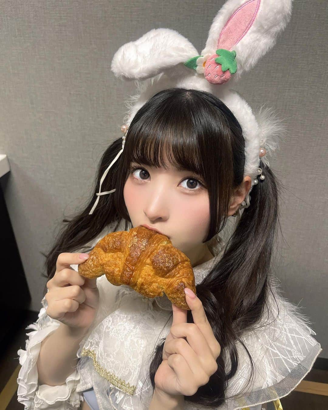 小鳥遊るいさんのインスタグラム写真 - (小鳥遊るいInstagram)「うさぎになっちゃった  🐇  福岡楽しくて大満喫🥐」12月2日 23時30分 - pipipi_br