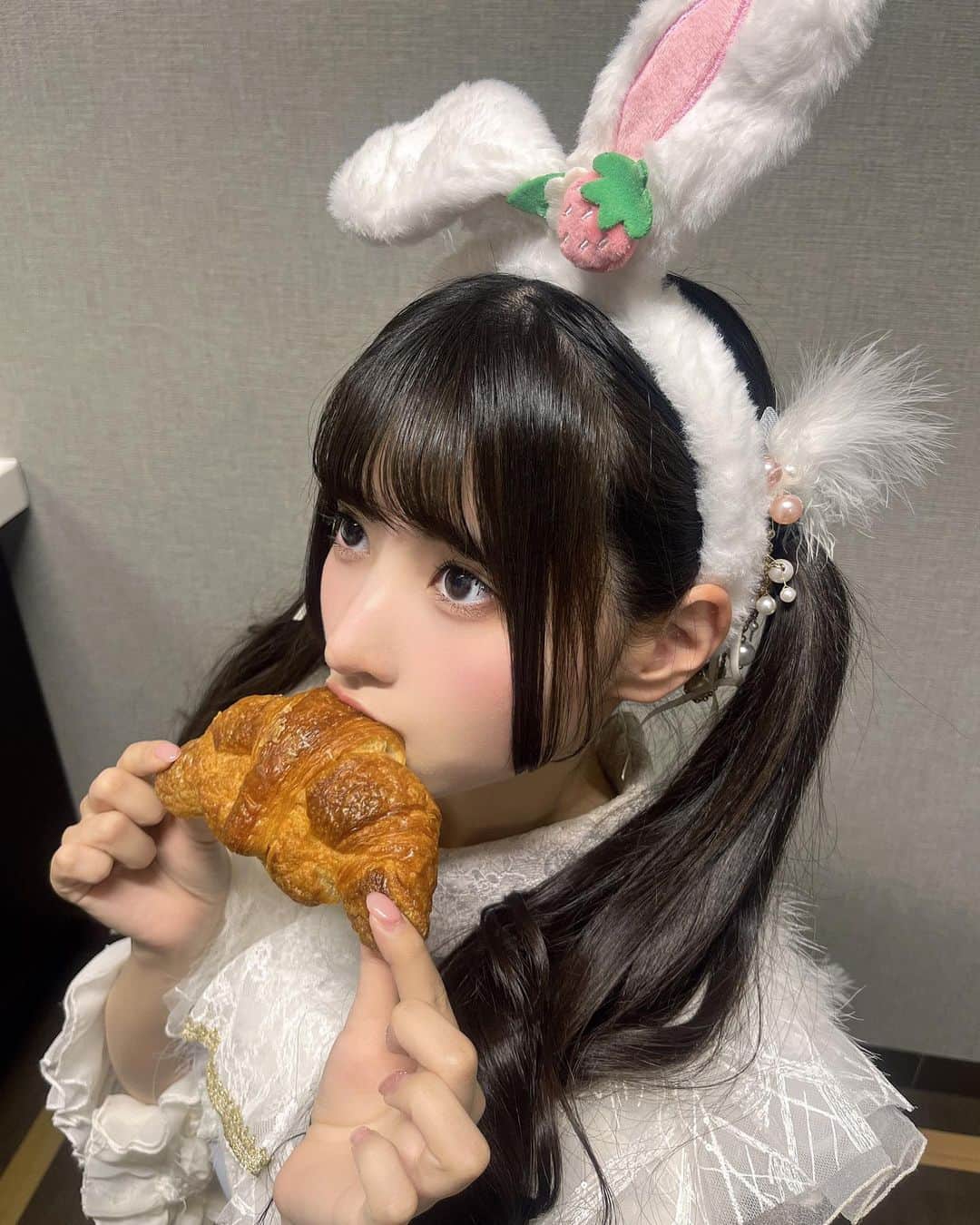 小鳥遊るいさんのインスタグラム写真 - (小鳥遊るいInstagram)「うさぎになっちゃった  🐇  福岡楽しくて大満喫🥐」12月2日 23時30分 - pipipi_br