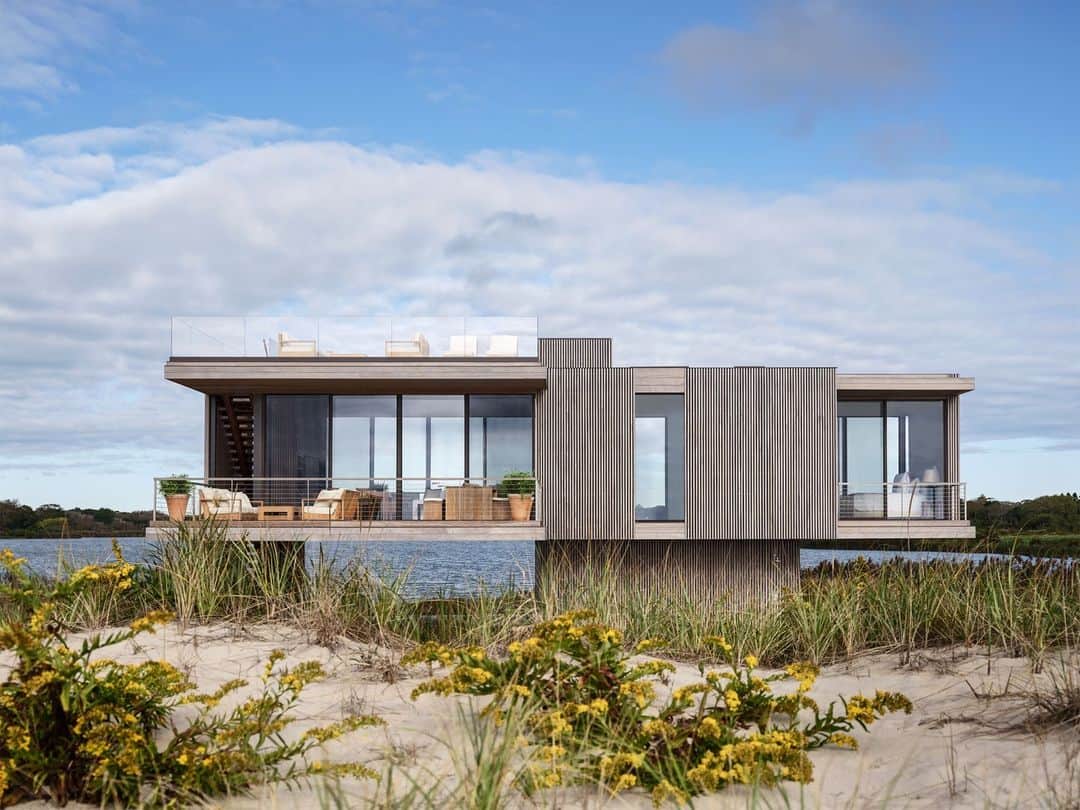 ELLE DECORのインスタグラム：「In 2012, a small cottage in the Hamptons owned by the Lauder family—descendants of the pioneering cosmetics entrepreneur Estée—was tragically destroyed by Hurricane Sandy. It left a void, to be sure, but also presented an opportunity to build something entirely new. They tapped architect Michael Lomont, of the firm Stelle Lomont Rouhani (@stellelomontrouhaniarchitects) to construct an unassuming aerie along an enchanting stretch of beach. “It’s really this magical indoor-outdoor beach pavilion,” says Aerin Lauder (@aerin), style and creative director of Estée Lauder and founder of the luxury lifestyle brand Aerin, speaking on behalf of the family. “It’s a jewel box, a jewel box in the dunes.”  Click the link in the bio to tour the rest of this modernist getaway, as featured in our Winter 2024 issue. Written by Max Berlinger (@isuredontknow). Photographed by @readmckendree. Styled by Howard Christian.」