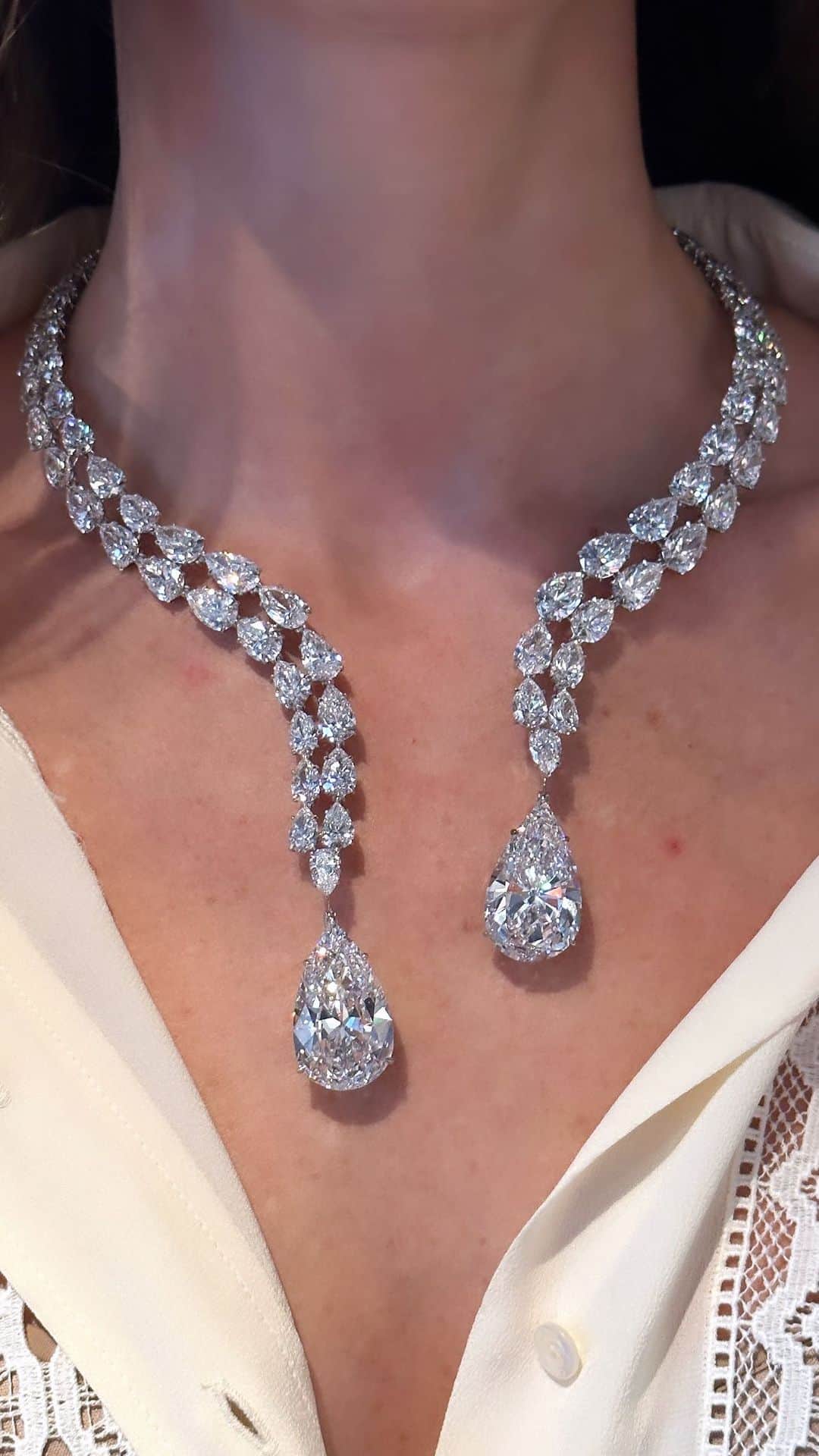 サザビーズのインスタグラム：「At the top of our wish list this year…this 120.2cttw necklace from the Sotheby’s Magnificent Jewels auction 💎 stop by to see this beauty in person this weekend at #SothebysNewYork.   Sotheby’s Magnificent Jewels Auction begins December 5th」