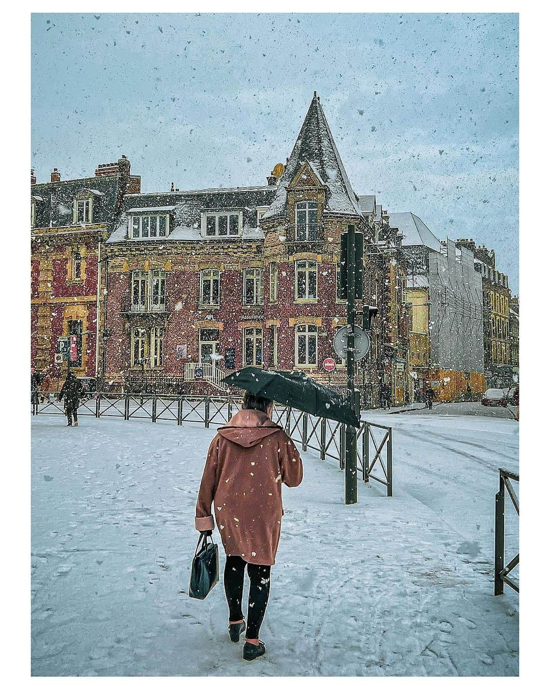 nathparisさんのインスタグラム写真 - (nathparisInstagram)「FIRST SNOW ❄️   Quel beau spectacle ce matin à Dieppe, les premiers flocons sont arrivés ❄️😍 Bon week-end 💙」12月2日 23時31分 - nathparis