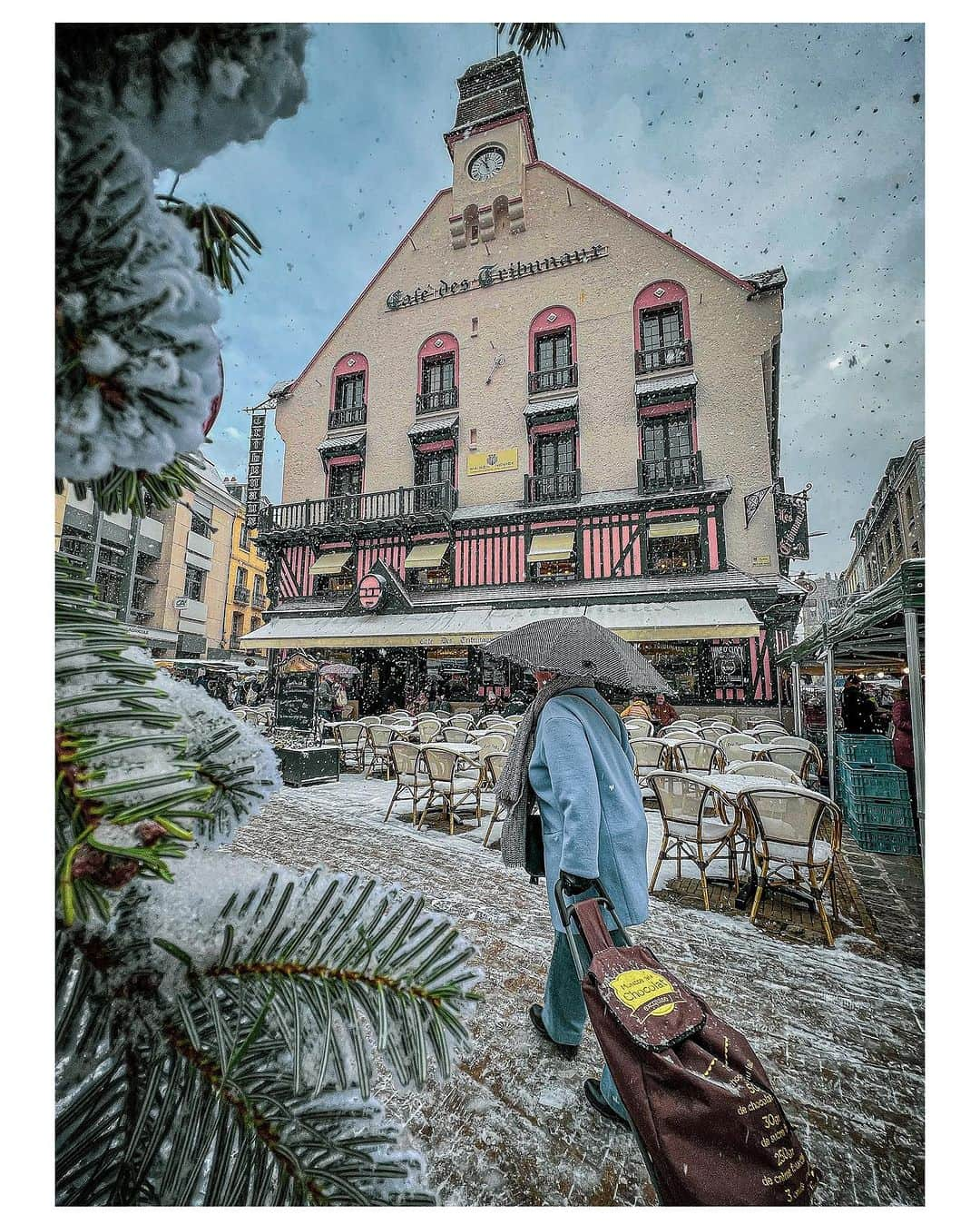 nathparisのインスタグラム：「FIRST SNOW ❄️   Quel beau spectacle ce matin à Dieppe, les premiers flocons sont arrivés ❄️😍 Bon week-end 💙」