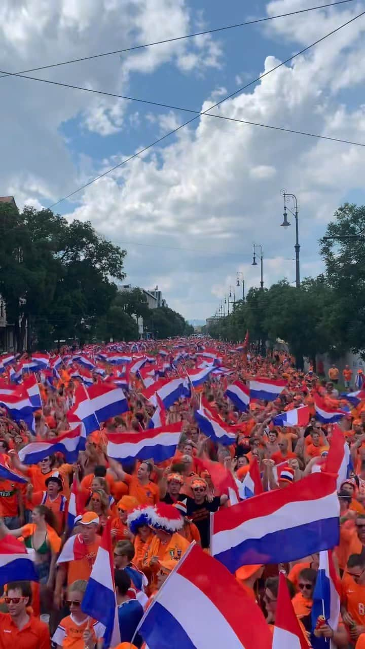 サッカー オランダ代表チームのインスタグラム：「Germany, be prepared. 😎  The streets are turning 𝗢𝗿𝗮𝗻𝗷𝗲 this summer! 🧡  #NothingLikeOranje #CreateHistory」