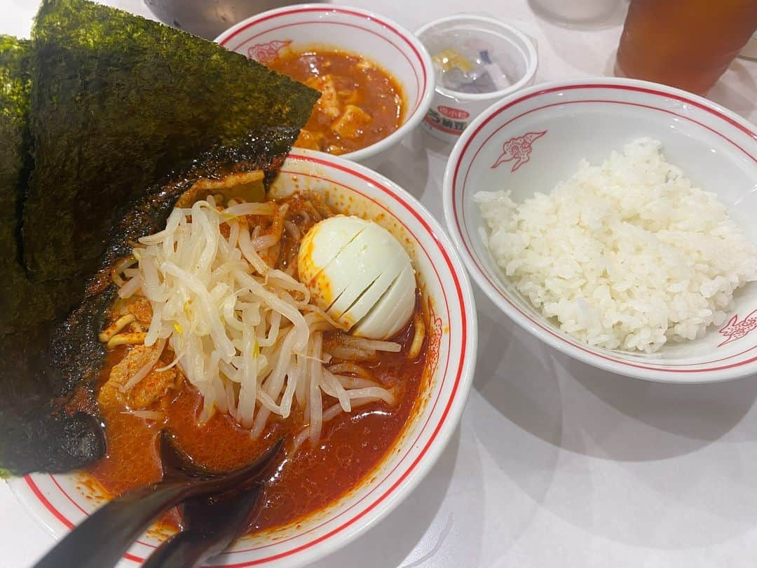 AYASAのインスタグラム：「🍜🔥 〜消滅した赤を取り戻せキャンペーン中〜 赤の補充その③  こちらは昨年12月に食したらしい中本さん。 この時から納豆が追加されていますね。 ラーメンに入れるのではなく、ラーメンと納豆ご飯で食べる幸せ😋 ・ 🍜 #北極 #北極ラーメン  #すぺちょう (#スペシャル超硬麺 ) #レディースセット  #納豆  ・ ・ #蒙古タンメン中本 #中本 #健康第一激辛党 #横列３つ赤いの揃えるの好き #みんなの赤いのへのコメント見るの楽しい #赤の補充が間に合ってない」