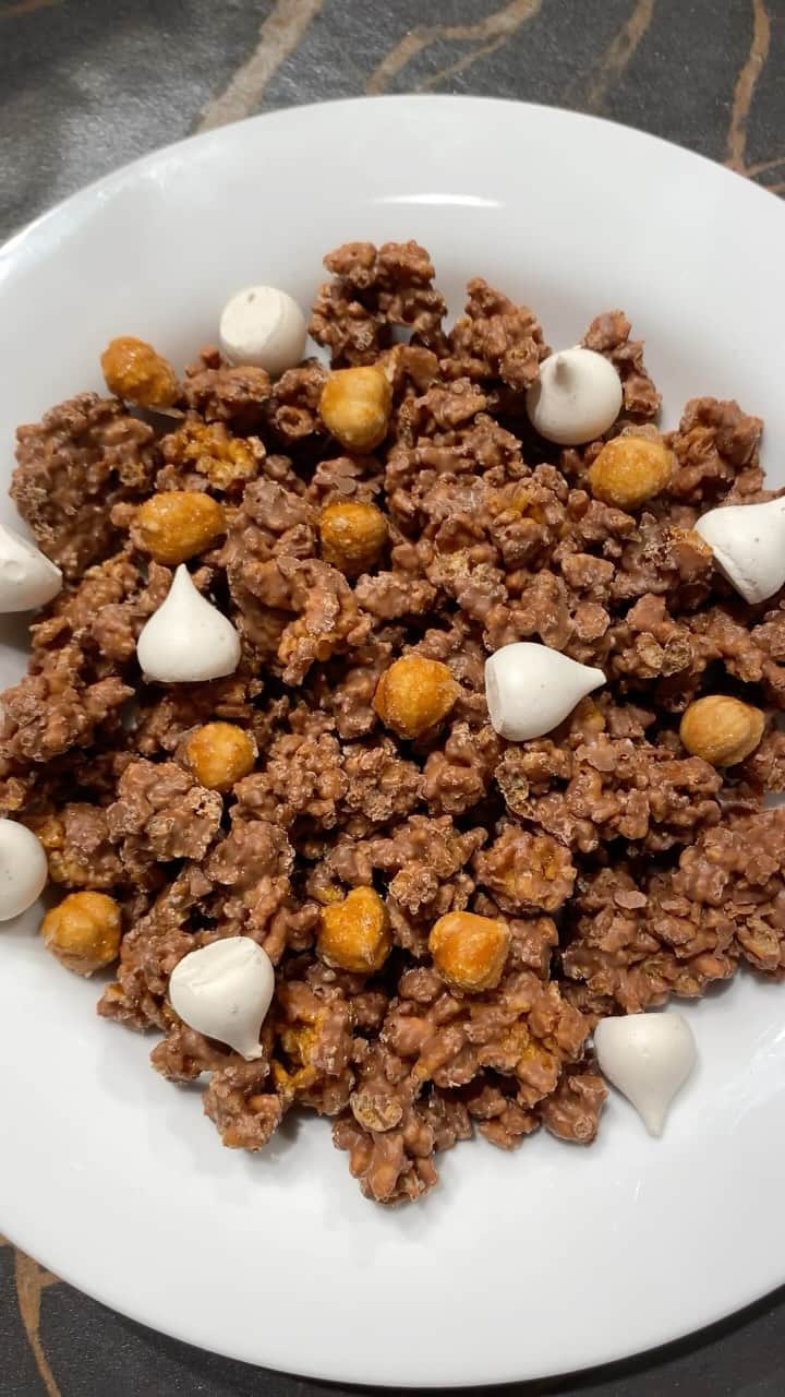 DOMINIQUE ANSEL BAKERYのインスタグラム：「A new batch of Christmas Morning Cereal is now LIVE for nationwide shipping at DominiqueAnselOnline.com. Valrhona Caramelia (caramelized milk chocolate) covered crispy puffed rice with whole candied hazelnuts and smoked cinnamon mini meringues - my favorite snack each holiday season. Also now available at the SoHo Bakery, Flatiron Workshop, and at @dominiqueansellasvegas. #ChristmasMorningCereal 🎄🥣🍫」