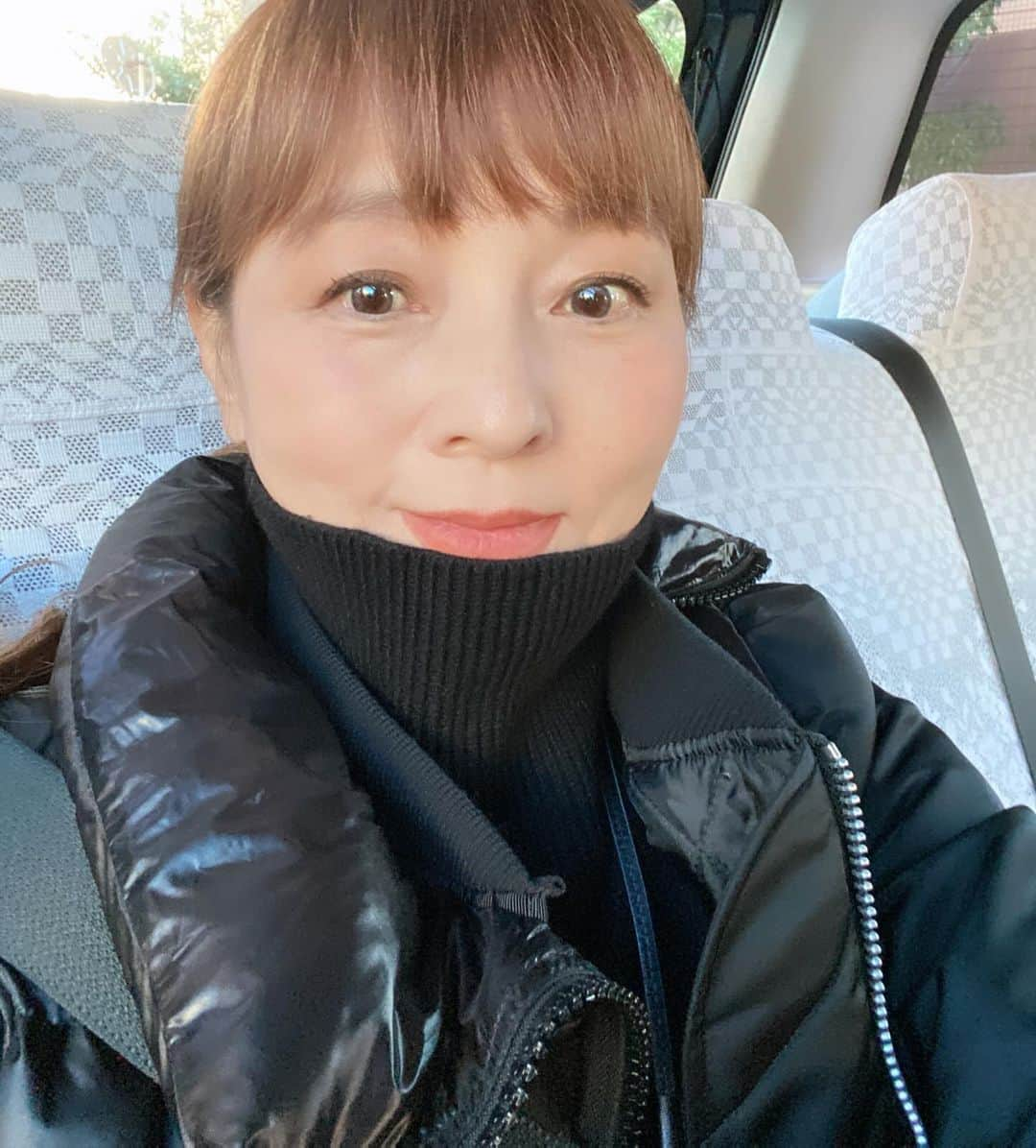 中野明海のインスタグラム：「慌ただしく一瞬で過ぎた11月でした。  昔から 🎄❄️冬が大好き。🧊❄️ 冷え性で寒がりですが、ハイネックにダウンを着ても  汗や湿気で癖毛がモワモワのくるくるにならない季節が好きです。  12月 街ゆく人達も冬支度。  全ての人が それぞれの素敵な年末を過ごせますように🙏🏻✨🔔  毎日着たいほど　ず〜〜っと1番お気に入りの 5年前に2枚買いした @therow のハイネックニット 今年買った @sacaiofficial のジャケット  好きなものは 大切に 何年でも着てます✨✨  コンタクトレンズは #キャッチライトレンズ @ove_jp の4番 #モノビジョン　方式で 遠近自由自在  #カラコン ではなく 瞳に光が入るのでキャッチライトレンズでーす」