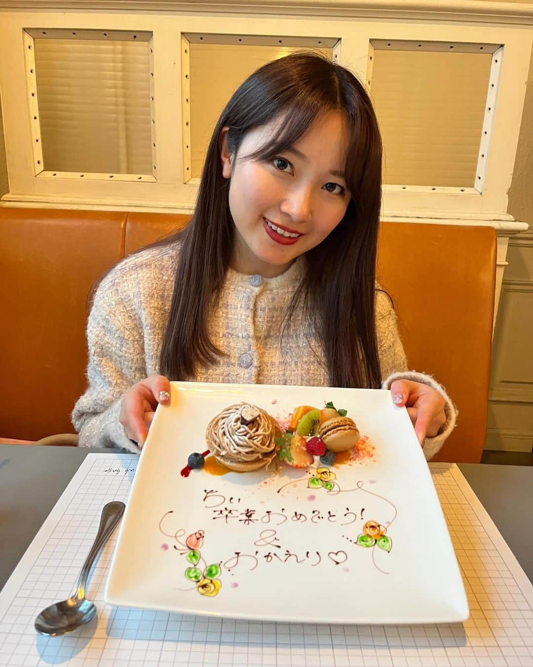 森戸知沙希さんのインスタグラム写真 - (森戸知沙希Instagram)「先日あみちゃんとご飯に行ったんですけど、サプライズでケーキを用意してくれました😭🫶 　 嬉しすぎた、、、💗 　 だいすき！ありがと！  　 相変わらず美人で面白くて最高でした😂！！！ 　 #谷本安美 ちゃん #lunch  #久しぶり嬉しい」12月3日 0時02分 - chisaki__morito.official