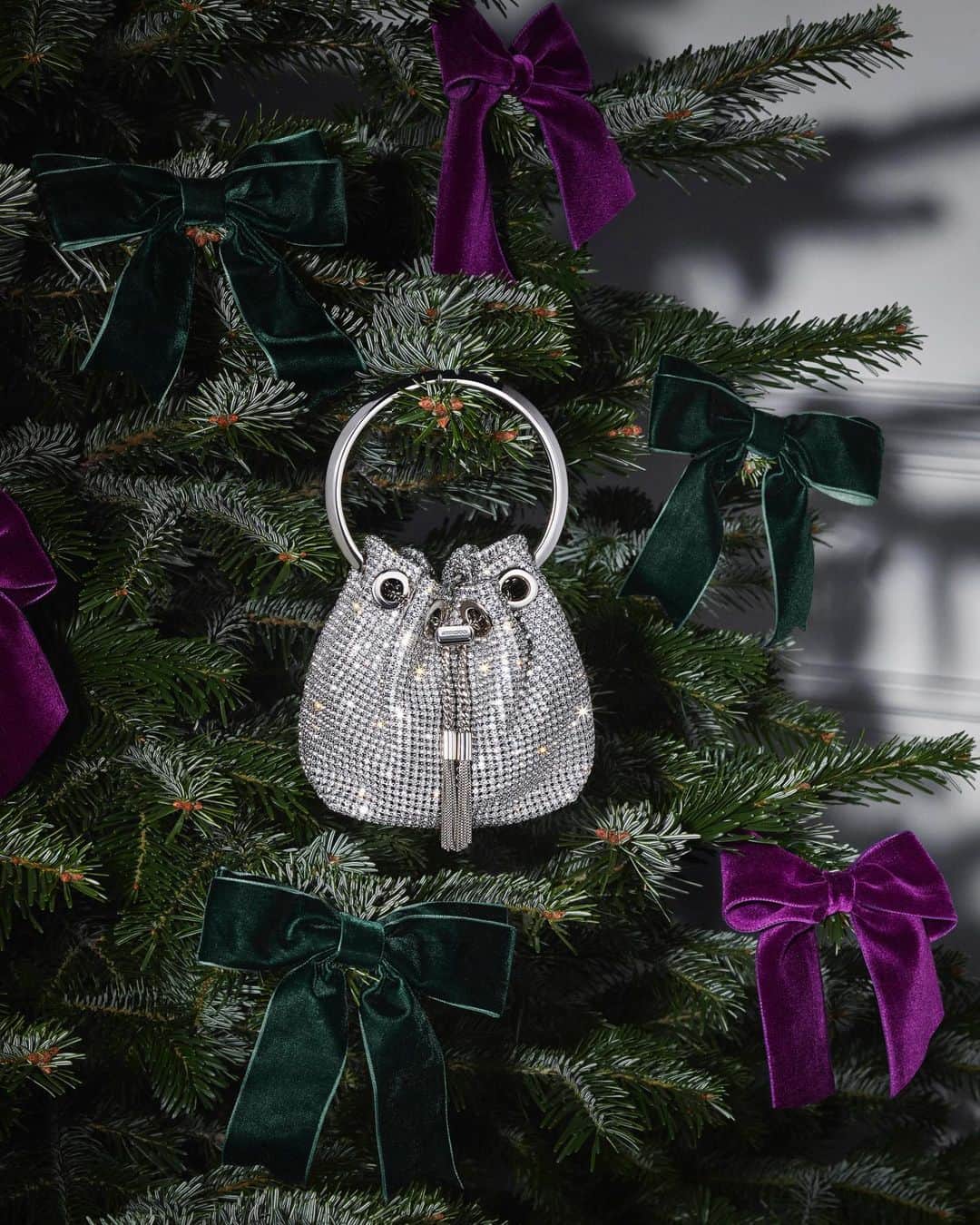Jimmy Chooのインスタグラム：「Master the art of gifting - cast in sparkling crystals our iconic Bon Bon is the handbag everyone is hoping to unwrap this holiday season #JimmyChoo」