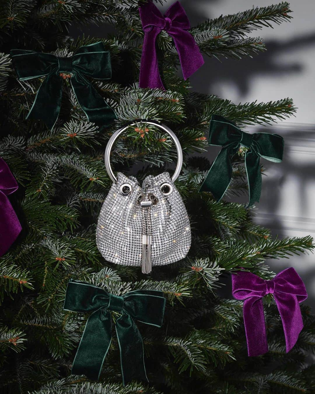 Jimmy Chooのインスタグラム：「Master the art of gifting - cast in sparkling crystals our iconic Bon Bon is the handbag everyone is hoping to unwrap this holiday season #JimmyChoo」