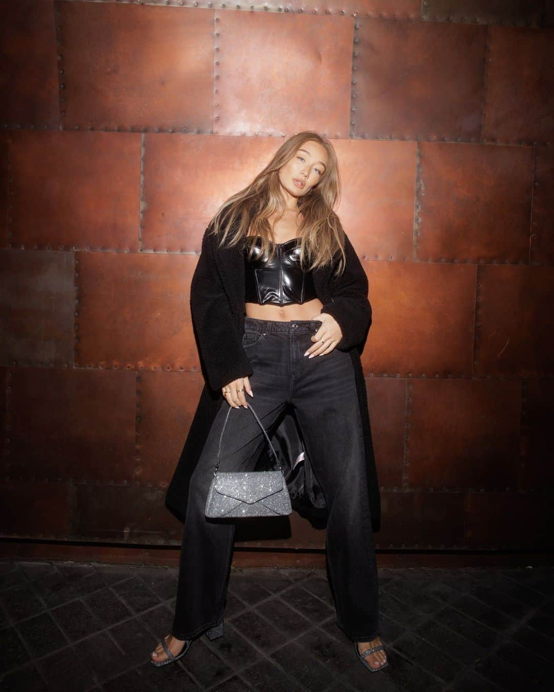 プリマークさんのインスタグラム写真 - (プリマークInstagram)「Outfit of the night 🖤 Swipe for a closer look 👉 @bethansowerbyy Corset £9/€10 & Jeans £16/€18/$20 #Primark #OutfitInspo」12月3日 0時00分 - primark