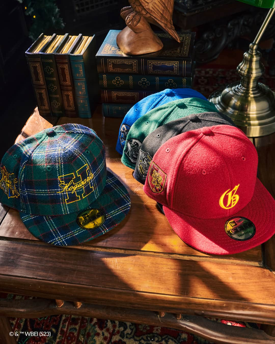 ニューエラ・キャップのインスタグラム：「Which house do you belong to? The latest New Era Holiday Drop features Fitteds and knits from each Hogwarts house. Comment your house with the name or a colored emoji. 🔴🟡🟢🔵   Receive a free Gold Ornament on orders of $100 or more.」