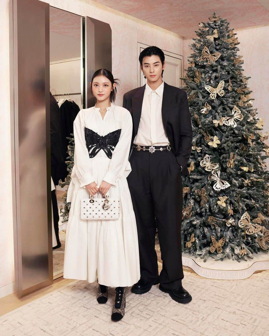 クリスチャンディオールのインスタグラム：「Dior ambassador @Eunwo.o_c and #DiorJoaillerie global ambassador HAERIN from the group @NewJeans_Official pose together in elegant looks by @MrKimJones and @MariaGraziaChiuri at #DiorCruise 2024 collection launch at the House's flagship on Canton Road in Hong Kong, setting the tone for a glamorous evening.  #StarsinDior © Terence Man」