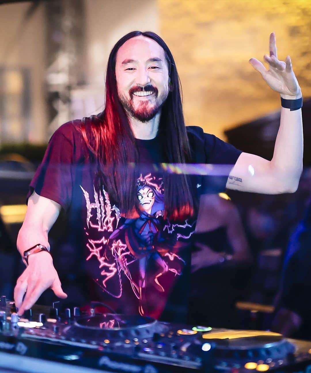 スティーヴ・アオキのインスタグラム：「We would like to express our sincere gratitude to everyone who contributed to making the One Night for One Drop Event at Marquee at The Cosmopolitan of Las Vegas an exceptionally memorable evening! Your presence, coupled with the exhilarating performance by @steveaoki and the incredible show by @madapplelv from @cirquedusoleil , created a magical evening. A special thank you goes to our esteemed partners, MGM Resorts International (@mgmresortsintl )and Cirque du Soleil Entertainment Group, for their invaluable support. With all net proceeds dedicated to the One Drop Foundation’s (@1dropwater ) mission and safe water projects, your generosity is making a real impact.」