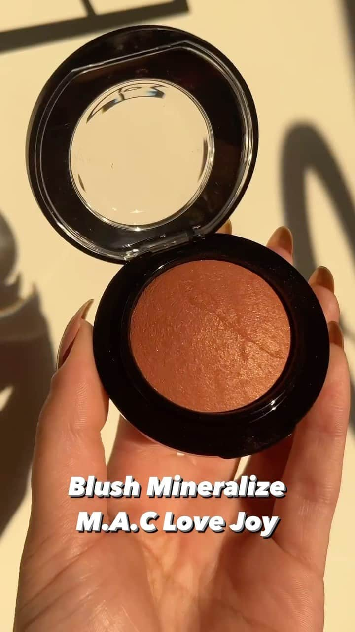 M·A·C Cosmetics BRのインスタグラム：「A @thamyrescesar mostra que o blush Love Joy da linha Mineralize é perfeito para quem ama blushes quentes com efeito perolado, que te deixa com a carinha do verão! ☀️🌊  Produtos usados no vídeo:  ☀️Blush Mineralize na cor Love Joy   #ParaTodoMundoVer: No vídeo é mostrado o blush na cor laranja fechado, é aberto e por fim a modelo usa o produto nas maçãs do rosto.  #MACBlush #MACMineralize #BurntBlush」