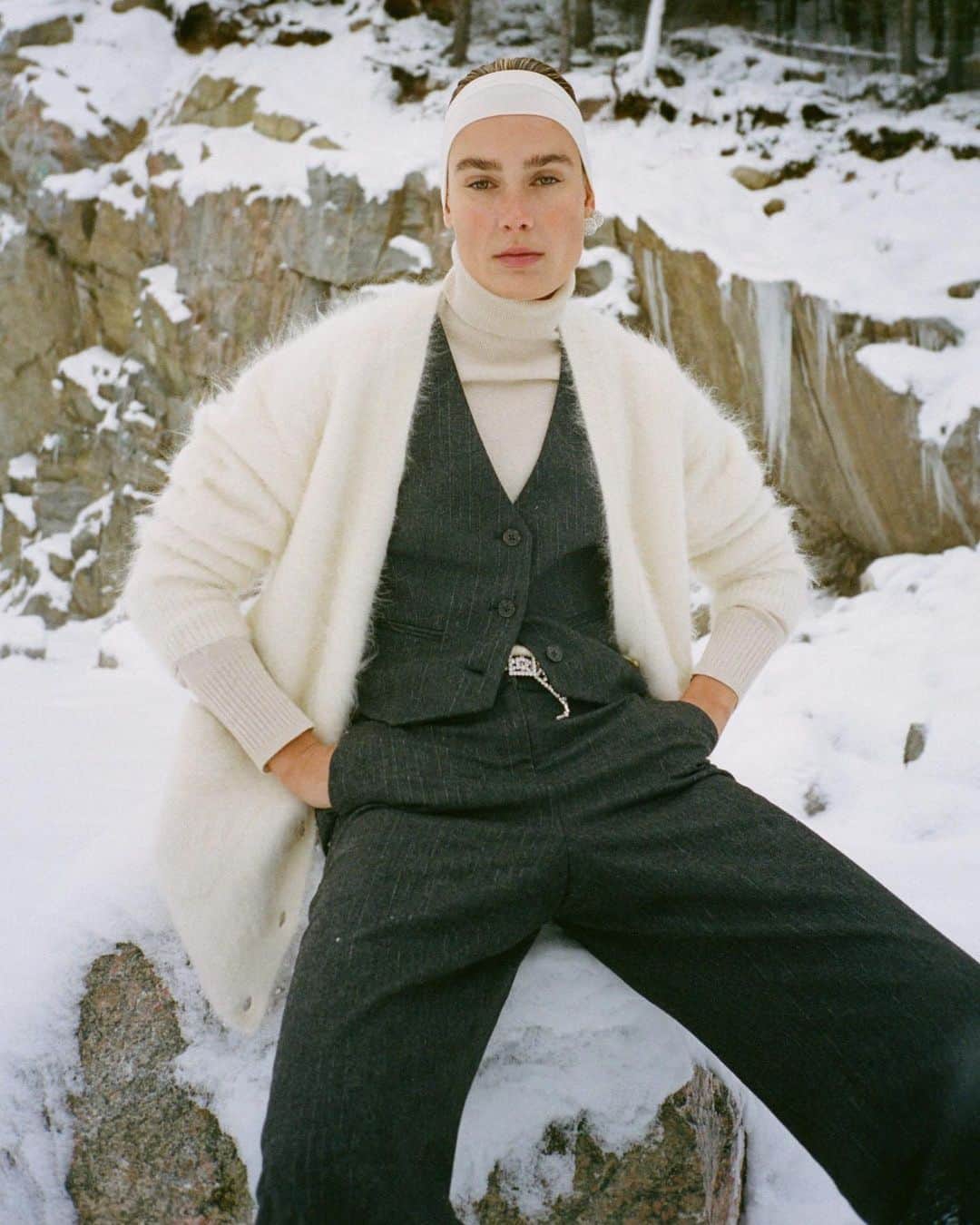 ジェイクルーのインスタグラム：「A new kind of snow suit ❄️ The J.Crew Collective with @veravanerp in Norway #injcrew」
