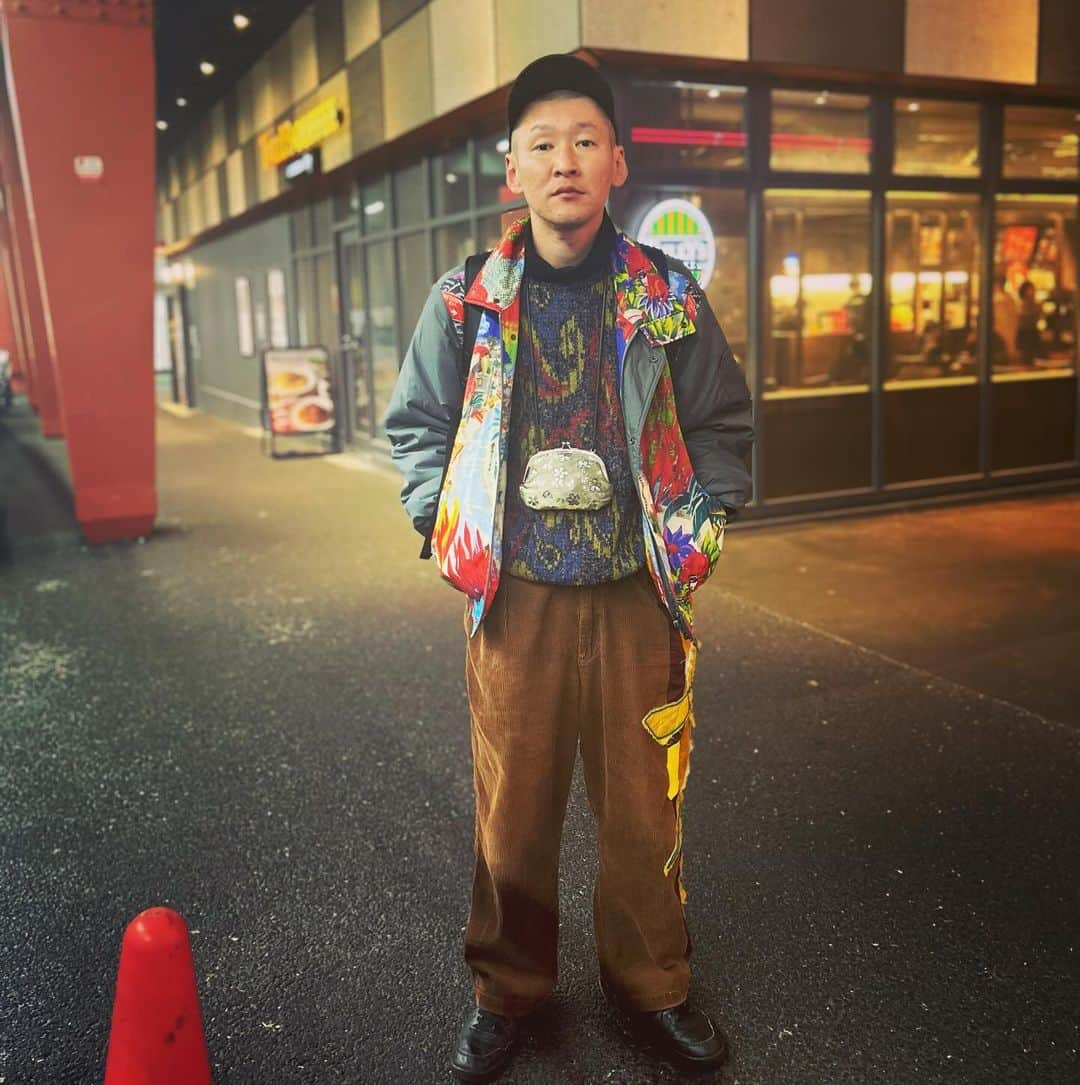 市川刺身さんのインスタグラム写真 - (市川刺身Instagram)「今日の服装。 渋谷と新宿でライブの日。  朝の寒さにタートルネックヒートテックにお土産のセーターにMITSUBISHI OILのジャンパー。 途中でやめるさんの花ズボン。 無駄づくりの黒帽子にasicsの黒靴で金のがま口にmont-bellのメッシュリュック。  渋谷でライブから新宿でライジング・アップさんのライブに出させていただきました。 とても楽しかったです。 高円寺帰ってきて撮りました。 ライジング・アップさんありがとうございます。  #今日着た服 #ファッション #古着 #渋谷 #新宿 #人多い」12月3日 0時06分 - soitsudoitsu