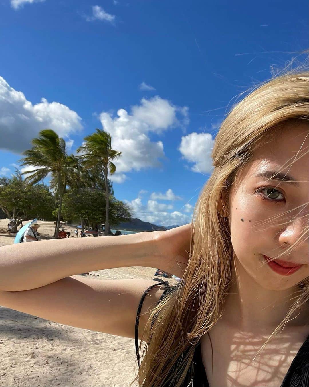 miriishiiのインスタグラム：「️ ⁡ Kailua #photodump 😎 this macadamia nut pancake makes me flyyy @bootsnkimos  ⁡ 数年ぶりに食べたカイルアといえばの人気店、 “Boots and Kimo’s”の マカダミアンナッツソースのパンケーキは 天にも昇る美味しさであった... 甘党じゃない私もあれはスイスイ食べれてしまう！ とはいいつつ2人以上でのシェアがおすすめ◎ ⁡ 人気店なので、時間には余裕を持って行くと良し👍 (今回は11時頃到着して10組待ち。 回転早くて10分ちょっとで入れた！) 基本並ぶ！もしくはテイクアウトだと早い。 ⁡ ちなみに9枚目は海上がりの塩分補給、日本から持参。 お煎餅です。お米は偉大🍚 ⁡ ⁡ ⁡ #ミリ旅 #HAWAII」