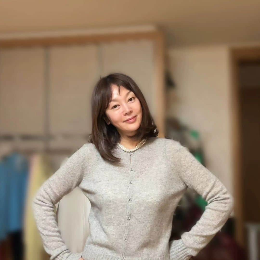 イ・スンヨンさんのインスタグラム写真 - (イ・スンヨンInstagram)「빤딱거리는 피부의 일등공신은 역시 베드사이드세럼이어요  각질제거의 혁신  묶은 각질을 없애고  녹여서 그사이에 영양까지 가득하게   광이나면서 매끈한피부를 갖게되는 비결이어요   링거드랍과 베드사이드세럼은 꼭 겟 하셔요   기초가 튼튼하고  깔끔해야  화장도 잘 먹고 유지도 잘 되면서 건강한 피부로 오래오래ㅈ갈수있어요 ..  하바 캐시미어100%  가디건은  66사이즈까지 가능하실듯 합니다   고운색감에 뛰어나게 부드러운 촉감 몽골 고산지대 캐시미어 수염 모질로만 곱게 이루어진  귀한 녀석들이어요   얇은 실크같은 느낌에 엄청난 보온성을 자랑해요   공구종료일로부터 2주후 순차배송됩니다‼️‼️‼️‼️‼️‼️‼️‼️‼️‼️‼️‼️‼️‼️‼️  건조한 계절 감기랑독감에 코로나까지 아주 난리여요   손자주씻으시고 마스크도 하나씩 갖고다니시구요~~  뭐니뭐니해도 피곤하지않게  우울하지않게 컨디션 조절 잘하셔요~♡♡♡  #건강이최고 #아프면다소용없어요 #건강해야예뻐져요❤️❤️❤️ #이로운소비 #마고샵👉👉👉  @mago12_official #마고샵으로오셔요」12月3日 0時09分 - leesyaram