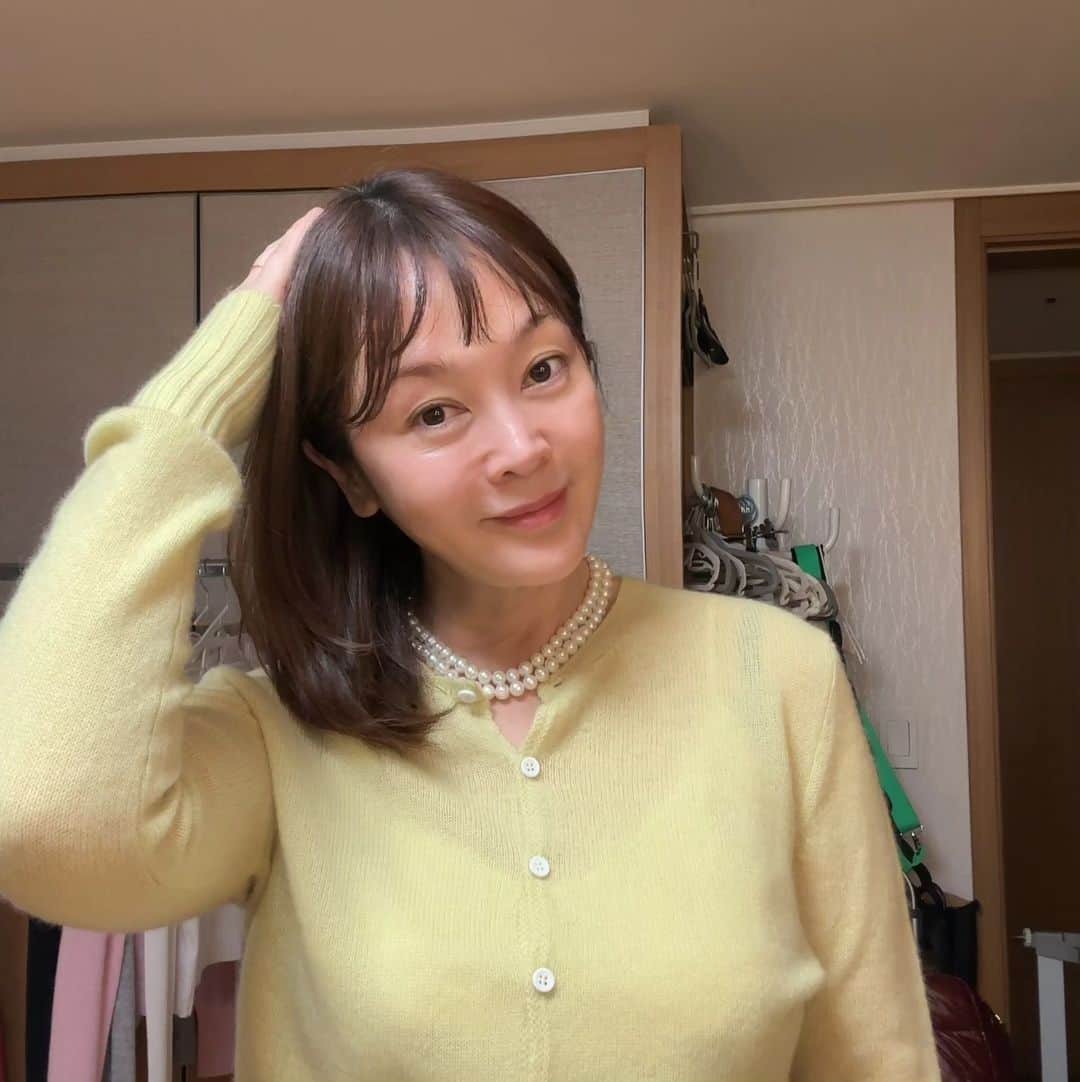 イ・スンヨンさんのインスタグラム写真 - (イ・スンヨンInstagram)「빤딱거리는 피부의 일등공신은 역시 베드사이드세럼이어요  각질제거의 혁신  묶은 각질을 없애고  녹여서 그사이에 영양까지 가득하게   광이나면서 매끈한피부를 갖게되는 비결이어요   링거드랍과 베드사이드세럼은 꼭 겟 하셔요   기초가 튼튼하고  깔끔해야  화장도 잘 먹고 유지도 잘 되면서 건강한 피부로 오래오래ㅈ갈수있어요 ..  하바 캐시미어100%  가디건은  66사이즈까지 가능하실듯 합니다   고운색감에 뛰어나게 부드러운 촉감 몽골 고산지대 캐시미어 수염 모질로만 곱게 이루어진  귀한 녀석들이어요   얇은 실크같은 느낌에 엄청난 보온성을 자랑해요   공구종료일로부터 2주후 순차배송됩니다‼️‼️‼️‼️‼️‼️‼️‼️‼️‼️‼️‼️‼️‼️‼️  건조한 계절 감기랑독감에 코로나까지 아주 난리여요   손자주씻으시고 마스크도 하나씩 갖고다니시구요~~  뭐니뭐니해도 피곤하지않게  우울하지않게 컨디션 조절 잘하셔요~♡♡♡  #건강이최고 #아프면다소용없어요 #건강해야예뻐져요❤️❤️❤️ #이로운소비 #마고샵👉👉👉  @mago12_official #마고샵으로오셔요」12月3日 0時09分 - leesyaram