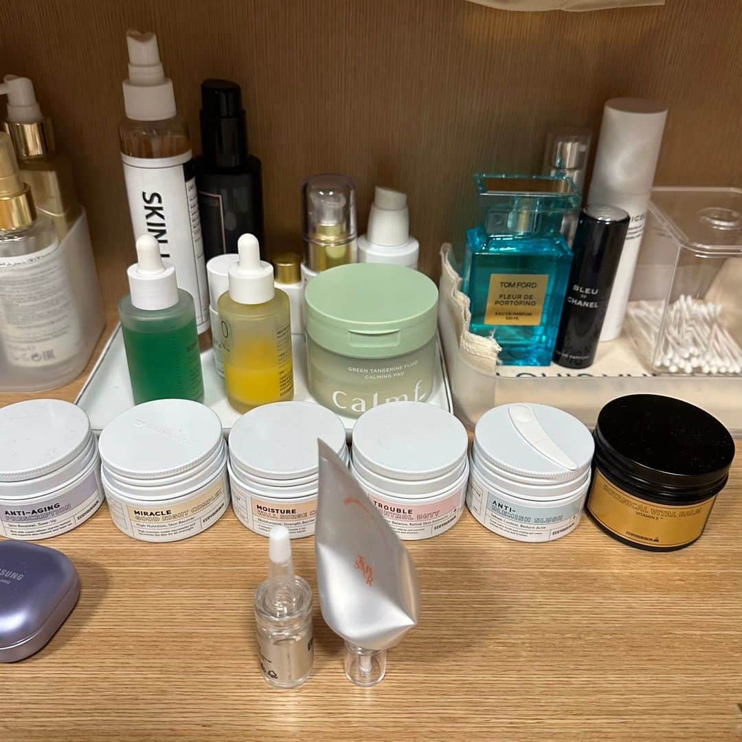 イ・スンヨンさんのインスタグラム写真 - (イ・スンヨンInstagram)「빤딱거리는 피부의 일등공신은 역시 베드사이드세럼이어요  각질제거의 혁신  묶은 각질을 없애고  녹여서 그사이에 영양까지 가득하게   광이나면서 매끈한피부를 갖게되는 비결이어요   링거드랍과 베드사이드세럼은 꼭 겟 하셔요   기초가 튼튼하고  깔끔해야  화장도 잘 먹고 유지도 잘 되면서 건강한 피부로 오래오래ㅈ갈수있어요 ..  하바 캐시미어100%  가디건은  66사이즈까지 가능하실듯 합니다   고운색감에 뛰어나게 부드러운 촉감 몽골 고산지대 캐시미어 수염 모질로만 곱게 이루어진  귀한 녀석들이어요   얇은 실크같은 느낌에 엄청난 보온성을 자랑해요   공구종료일로부터 2주후 순차배송됩니다‼️‼️‼️‼️‼️‼️‼️‼️‼️‼️‼️‼️‼️‼️‼️  건조한 계절 감기랑독감에 코로나까지 아주 난리여요   손자주씻으시고 마스크도 하나씩 갖고다니시구요~~  뭐니뭐니해도 피곤하지않게  우울하지않게 컨디션 조절 잘하셔요~♡♡♡  #건강이최고 #아프면다소용없어요 #건강해야예뻐져요❤️❤️❤️ #이로운소비 #마고샵👉👉👉  @mago12_official #마고샵으로오셔요」12月3日 0時09分 - leesyaram