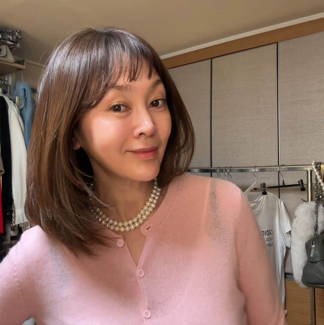 イ・スンヨンさんのインスタグラム写真 - (イ・スンヨンInstagram)「빤딱거리는 피부의 일등공신은 역시 베드사이드세럼이어요  각질제거의 혁신  묶은 각질을 없애고  녹여서 그사이에 영양까지 가득하게   광이나면서 매끈한피부를 갖게되는 비결이어요   링거드랍과 베드사이드세럼은 꼭 겟 하셔요   기초가 튼튼하고  깔끔해야  화장도 잘 먹고 유지도 잘 되면서 건강한 피부로 오래오래ㅈ갈수있어요 ..  하바 캐시미어100%  가디건은  66사이즈까지 가능하실듯 합니다   고운색감에 뛰어나게 부드러운 촉감 몽골 고산지대 캐시미어 수염 모질로만 곱게 이루어진  귀한 녀석들이어요   얇은 실크같은 느낌에 엄청난 보온성을 자랑해요   공구종료일로부터 2주후 순차배송됩니다‼️‼️‼️‼️‼️‼️‼️‼️‼️‼️‼️‼️‼️‼️‼️  건조한 계절 감기랑독감에 코로나까지 아주 난리여요   손자주씻으시고 마스크도 하나씩 갖고다니시구요~~  뭐니뭐니해도 피곤하지않게  우울하지않게 컨디션 조절 잘하셔요~♡♡♡  #건강이최고 #아프면다소용없어요 #건강해야예뻐져요❤️❤️❤️ #이로운소비 #마고샵👉👉👉  @mago12_official #마고샵으로오셔요」12月3日 0時09分 - leesyaram