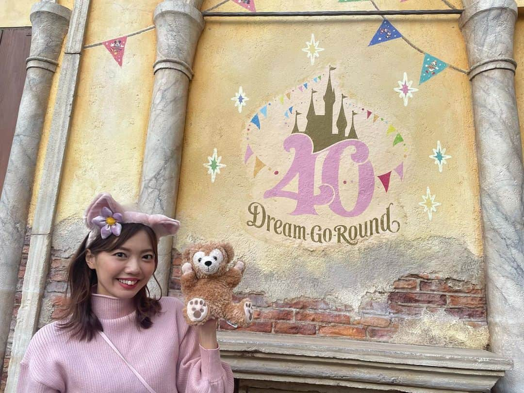 加藤里奈（カトリーナ）のインスタグラム：「ディズニーシーに行きました💗 今日13:00〜の #カトリーナの全部全力 は 冬に行くディズニーの楽しみ方について語ります💕  テーマ「それ間違ってません？」 はぴはぴ「#ディズニーシー に行きました」 青春のオトモ 「 #記念日 」 みきママのゆるメシ「材料2つで #エッグタルト 」 はやりーな「 #水色界隈 」 ヤンこはトークなどお送りします！  メールは番組HPからお送り下さい⬇️ https://hicbc.com/radio/katorina/  radikoはこちらから⬇️ http://radiko.jp/share/?t=20231203130000&sid=CBC   ‪#CBCラジオ #ラジオ ‬#radiko #ラジオパーソナリティー #radio #ラジオ好きな人と繋がりたい #ラジオ好き #東京ディズニーシー #ラジオ番組 #ラジオのある暮らし #みきママ #みきママのゆるメシ  #ディズニーコーデ #リーナベル #ダッフィー #ラジオパーソナリティ #ディズニーシー #tds #tokyodisneysea #disney #disneysea #リーナベルコーデ #ディズニーグッズ #ディズニー写真部 #ディズニークリスマス」