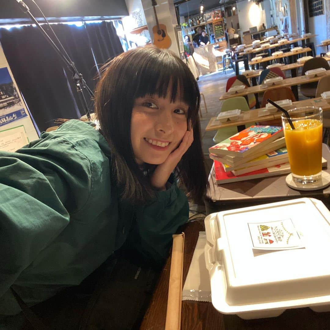 トミタ栞さんのインスタグラム写真 - (トミタ栞Instagram)「京浜東北線王子駅にある Tokyo Guest House Oji Music Lounge @tghoml にて「リアルトミタびと集会‼︎～美味しいご飯でも食べながら～」をお昼に開催致しました。  会場のシェフのコジコジさんが 私の地元の飛騨の食材を使った 創作メニューと愛情が詰まった お弁当、おいしかったですね🥹❤️  トミタびとのみなさん、 今回の集会はいかがでしたか？？🎄」12月3日 0時16分 - tomita_shiori