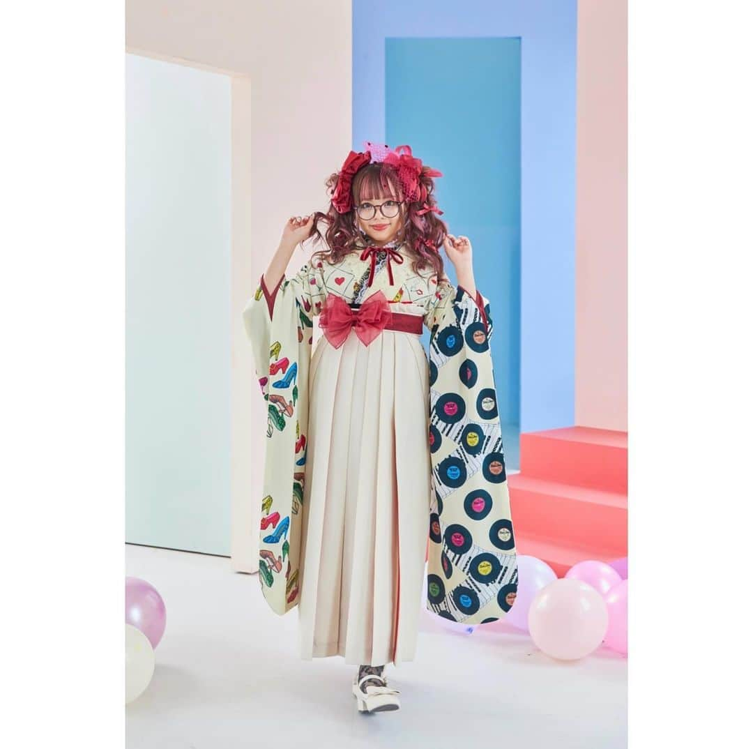 TAKAZENさんのインスタグラム写真 - (TAKAZENInstagram)「【 2023 NEW LOOK vo.6 】  あいさちゃんご着用の ヒールにピアノ♪音符柄♪色んな柄が詰まった 見ているだけで楽しいレトロポップなお振袖👠🎹🎵✨  1番可愛く目立ちたい子には必見👀💡  ご来店のご予約DMからでも🆗です！  @aaaisa.d.r.chihuahua   ・－・－・－・－・－・－・－・－・－・ TAKAZEN梅田本店 ☎︎ 0120-399-711  #takazen#タカゼン #furisodedoll #フリソデドール #成人式#卒業式 #振袖#袴 #前撮り#成人式前撮り #袴前撮り #ヘアアレンジ#ヘアメイク #ヘアセット #振袖レンタル断トツNO1 #成人式振袖断トツNO1 #振袖レンタル大阪 #大阪振袖レンタル #振袖レンタル #成人式ヘア #振袖ヘア #振袖ヘアアレンジ #振袖髪型 #振袖コーデ #ハタチ #卒業式ヘア  #大阪梅田振袖 #梅田振袖 #あいさ」12月3日 20時30分 - takazen_umeda