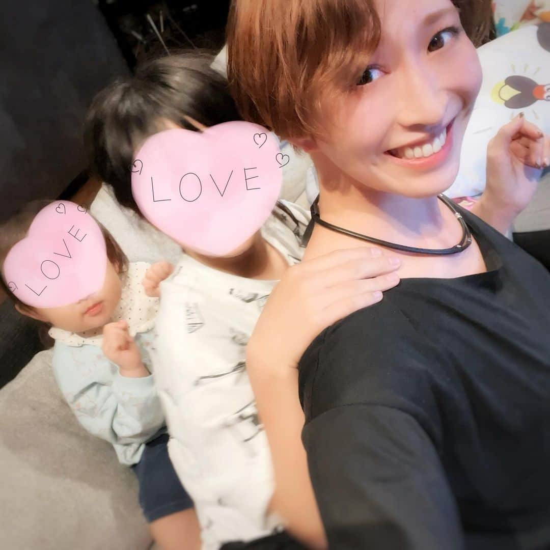 名塚佳織のインスタグラム：「♡ 肩たたき合いっ子♡ 2人のかわいいお手手に 癒されました♡」