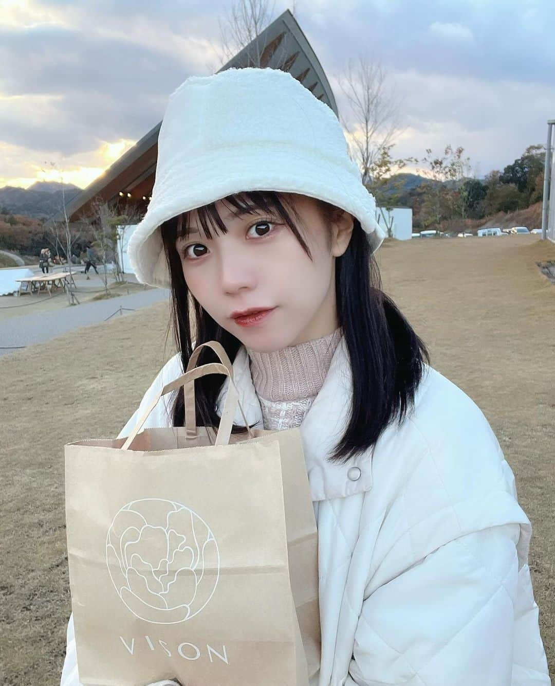 日南遥さんのインスタグラム写真 - (日南遥Instagram)「⛄️⁡ ⁡ こんばんは〜 ⁡ 昨日、学生時代のバイト先の先輩たちと三重旅行して VISONというところに行ってきた写真🗺 ⁡ とっても素敵なところで、 美味しいものいっぱい食べたし 美味しそうなものたくさん買ってきました！最高🤝🏻  たくさんの種類の味噌の量り売りとかあって 買ってきた味噌でおうちで 豚汁作ってもらって食べてました🐷 ⁡ また行きたいな〜！  ⁡ 昨日は嬉しいリプやコメント たくさんありがとうございました🍊 ⁡ インスタも引き続きできるだけ 毎日投稿続けていきますね🦦 ⁡ ちなみに今日はおうちで まったりしてました🏠いえい ⁡ ⁡ あしたは❕ ⁡ 『フレオ祭 東京公演 』 📍Zepp Shinjuku ①🎤15:02-15:22 🗣15:30-16:30 ②🎤19:01-19:21 🗣終演後 ⁡ 12月最初はフレオ祭！ 1日一緒に楽しみましょー！ ⁡ ⁡ 土曜日おつかれさまでした🍵 またあした〜 ⁡」12月3日 0時25分 - haruka_hinami