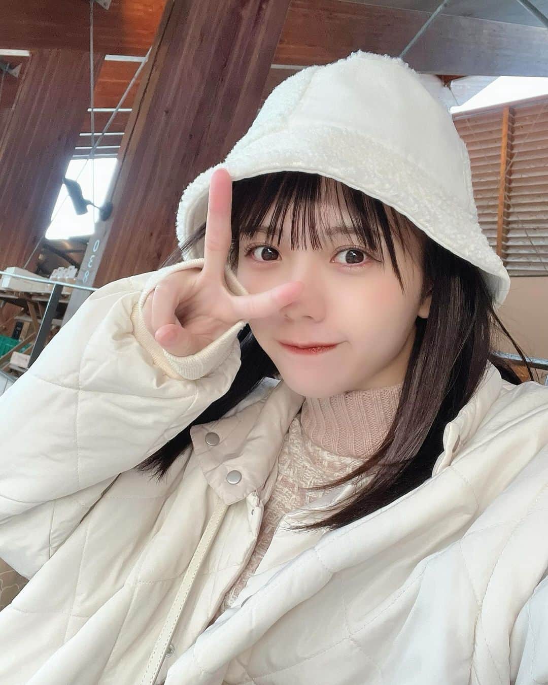 日南遥のインスタグラム：「⛄️⁡ ⁡ こんばんは〜 ⁡ 昨日、学生時代のバイト先の先輩たちと三重旅行して VISONというところに行ってきた写真🗺 ⁡ とっても素敵なところで、 美味しいものいっぱい食べたし 美味しそうなものたくさん買ってきました！最高🤝🏻  たくさんの種類の味噌の量り売りとかあって 買ってきた味噌でおうちで 豚汁作ってもらって食べてました🐷 ⁡ また行きたいな〜！  ⁡ 昨日は嬉しいリプやコメント たくさんありがとうございました🍊 ⁡ インスタも引き続きできるだけ 毎日投稿続けていきますね🦦 ⁡ ちなみに今日はおうちで まったりしてました🏠いえい ⁡ ⁡ あしたは❕ ⁡ 『フレオ祭 東京公演 』 📍Zepp Shinjuku ①🎤15:02-15:22 🗣15:30-16:30 ②🎤19:01-19:21 🗣終演後 ⁡ 12月最初はフレオ祭！ 1日一緒に楽しみましょー！ ⁡ ⁡ 土曜日おつかれさまでした🍵 またあした〜 ⁡」