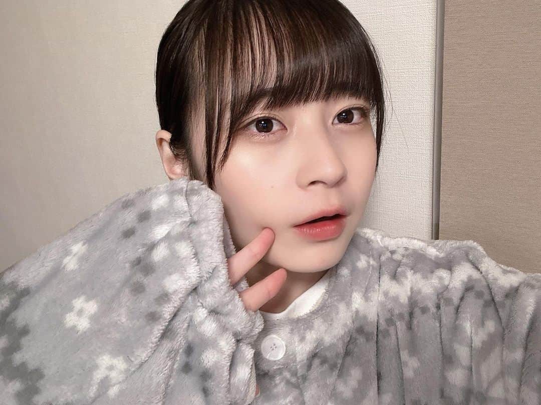 比嘉ゆめのさんのインスタグラム写真 - (比嘉ゆめのInstagram)「こんばんは〜 最近買った、着る毛布を愛用してるゆめのだよ〜👕 ぽかぽか〜  昨日掃除したからなのか 今日朝起きてから太ももが筋肉痛なんだ〜 もともと筋肉つきにくい体質なので もっと筋トレしなきゃな〜  おやすみー！💤」12月3日 0時37分 - yumemiruno
