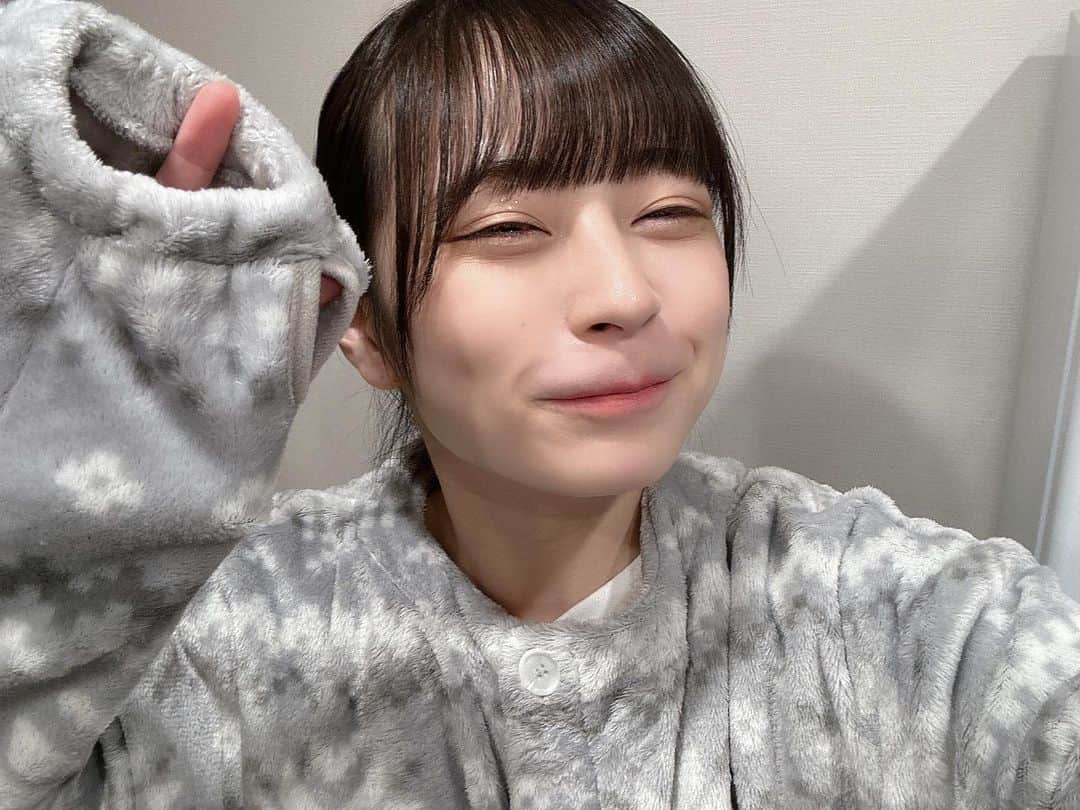 比嘉ゆめのさんのインスタグラム写真 - (比嘉ゆめのInstagram)「こんばんは〜 最近買った、着る毛布を愛用してるゆめのだよ〜👕 ぽかぽか〜  昨日掃除したからなのか 今日朝起きてから太ももが筋肉痛なんだ〜 もともと筋肉つきにくい体質なので もっと筋トレしなきゃな〜  おやすみー！💤」12月3日 0時37分 - yumemiruno