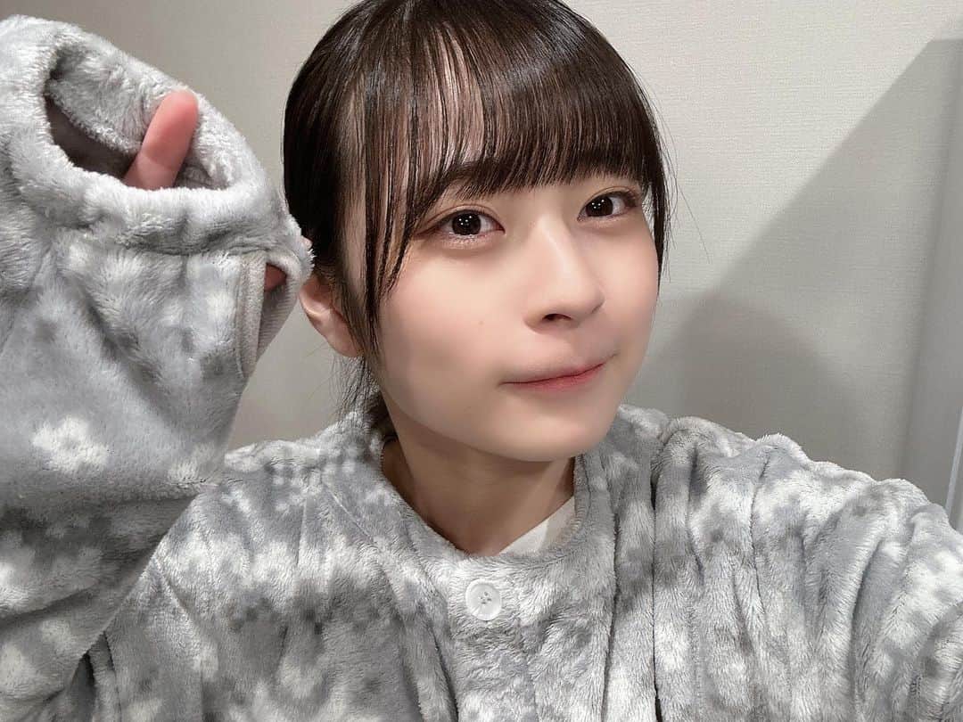 比嘉ゆめのさんのインスタグラム写真 - (比嘉ゆめのInstagram)「こんばんは〜 最近買った、着る毛布を愛用してるゆめのだよ〜👕 ぽかぽか〜  昨日掃除したからなのか 今日朝起きてから太ももが筋肉痛なんだ〜 もともと筋肉つきにくい体質なので もっと筋トレしなきゃな〜  おやすみー！💤」12月3日 0時37分 - yumemiruno