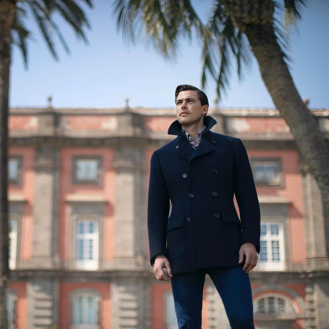 チェザーレ アットリーニさんのインスタグラム写真 - (チェザーレ アットリーニInstagram)「Our handmade, simply Timeless, #cashmere #peacoat meets the timeless beauty of #Capodimonte Royal Palace in #Naples!   You can appreciate this fascinating story on our website (link in bio).  #CesareAttolini #CesareAttoliniNapoli #TimelessElegance #Attolini #SartoriaAttolini #TimelessBeauty #Tailoring #Sartoria #Handmade」12月3日 0時35分 - cesareattolininapoli