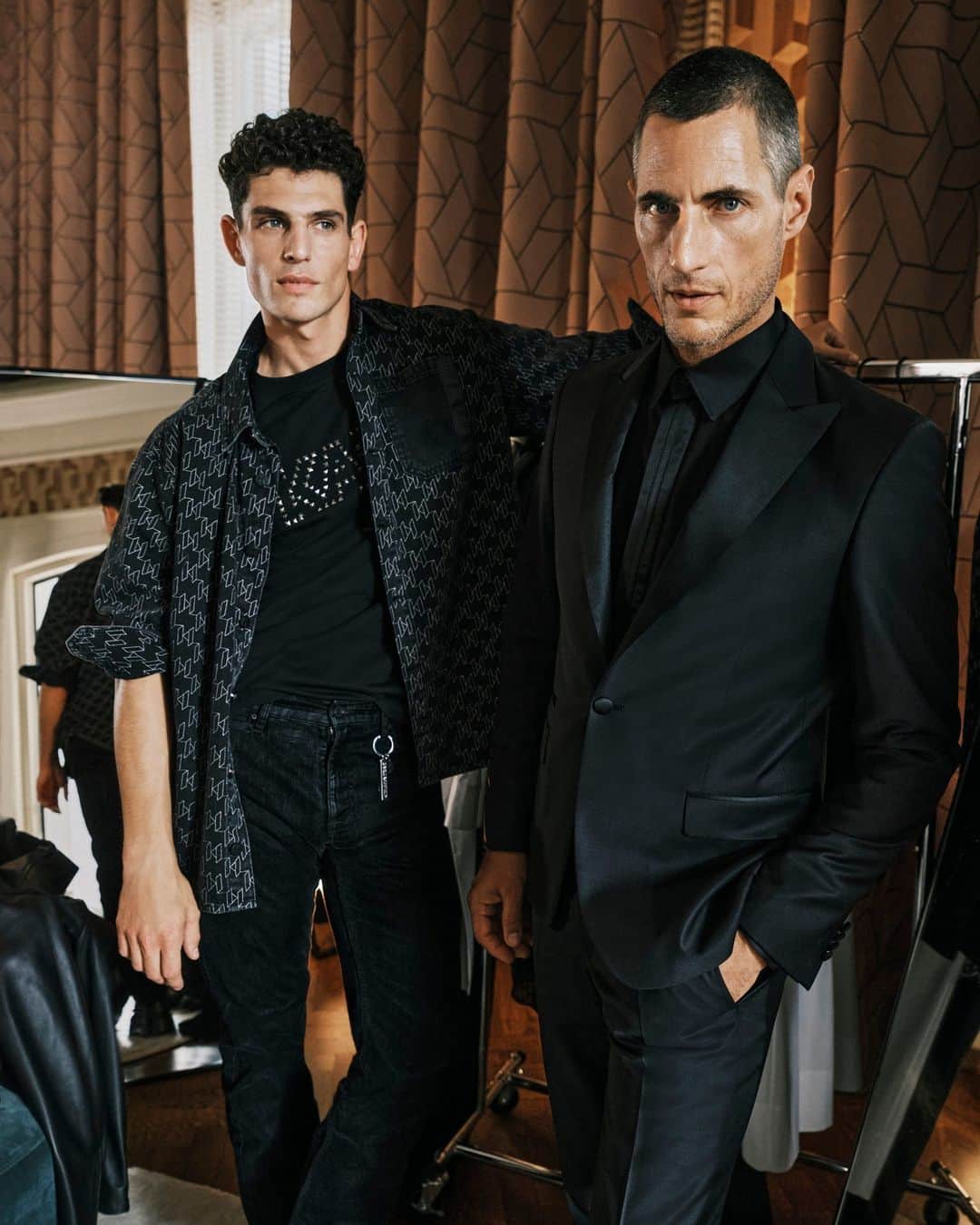 カールラガーフェルドのインスタグラム：「Dual dimensions of holiday dressing — from relaxed denim to sophisticated suiting. #KARLLAGERFELD」