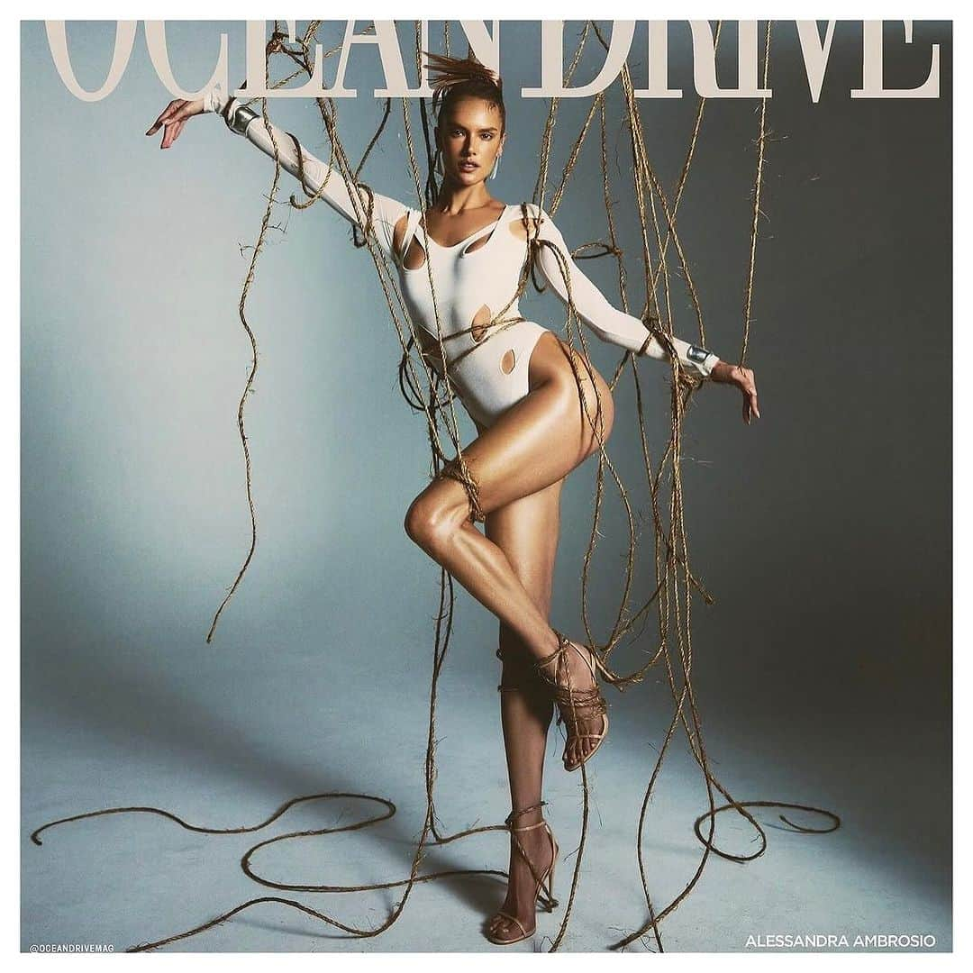 JO BAKERのインスタグラム：「A L E S S A N D R A • A M B R O S I O 🇧🇷 Art Basel cover birdie … #alessandraambrosio for the #artbasel issue of @oceandrivemag shot by @gregswalesart  Style @stylememaeve  Hair @dimitrishair  Makeup by me #jobakermakeupartist using #desertroadtrip eyeshadow palette @bakeupbeauty + @maylindstromskin #thegoodstuff decadent essential body oil body with micro fine mica gold particles ✨ there is nothing more luxurious, and healthy as a treat for you skin!! ✨🙌🏻  #new #coverstory #oceandrivemiami #oceandrivemagazine #makeup #makeupoftheday #makeupartistsworldwide #makeupideas #body #skin #model #instagood #healthyglow #maylindstromskin #brazilian #goddess」