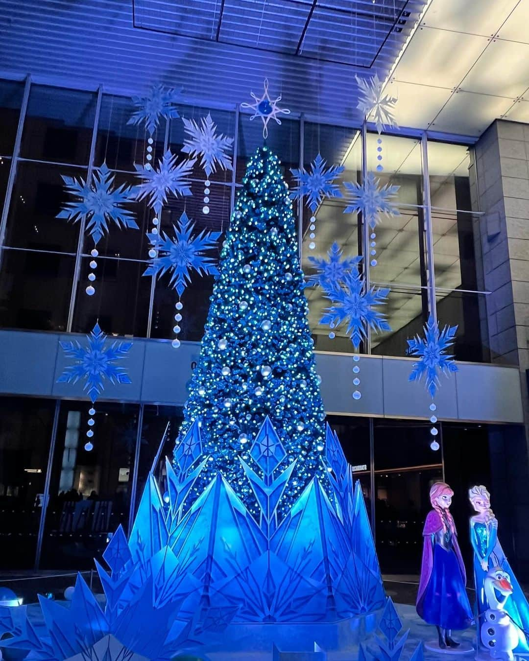 駒田奈美のインスタグラム：「・ ・ ・ 『クリスマス』 ・ ・ 丸の内でご飯を♪ ・ ・ ・ 街は光り輝きクリスマスムード🎄 ・ ・ ・ ・ #駒田奈美#モデル#アラフィフ#美魔女#丸の内#イルミネーション#丸の内イルミネーション#ディズニー#アナ雪#ウィッシュ#クリスマス#クリスマスツリー#東京駅」