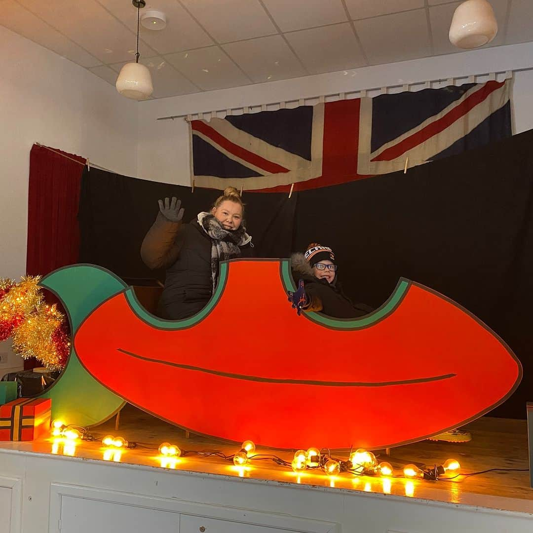 ベーミッシュ美術館のインスタグラム：「3 2 1 Blast off! 🚀  Our visitors have been enjoying sitting in Father Christmas' rocket ship in the 1950s Welfare Hall today! Don't forget to call in and have your photo taken before it flies off!  #beamish #christmas #fatherchristmas #rocket #blastoff」