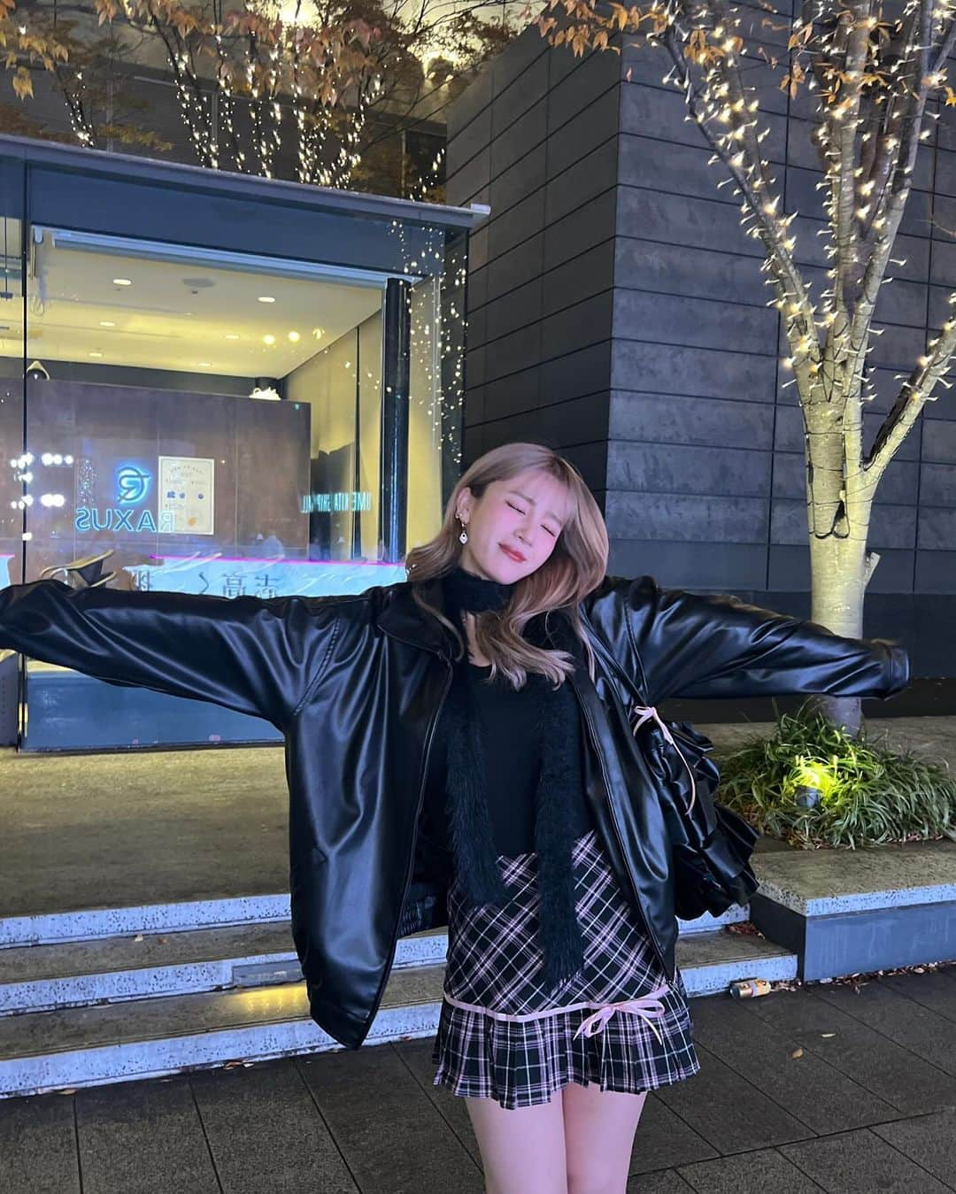 AOIさんのインスタグラム写真 - (AOIInstagram)「🎀🖤 . . . skirt : 2168785 @shein_japan  coupon code : EBSJP253  bag @chick___official  item number : 76377606  #SHEIN冬の感謝祭 #SHEIN #SHEINforAll #SHEINGoodFinds #loveshein #saveinstyle #PR #海外ファッション #海外ガール #海外コーデ #海外子供服セレクトショップ #海外セレブ風 #海外ファッションコーデ #セットアップコーデ #セットアップ #韓国ファッション #韓国コーデ #韓国女子 #韓国トレンド #韓国ファッションコーデ #韓国風 #데일리 #데일리코디 #패션 #패션코디 #옷스타그램 #옷가게 #일상 #일상스타그램 #데일리 #데일리코디 #데일리패션」12月3日 11時50分 - 0514page