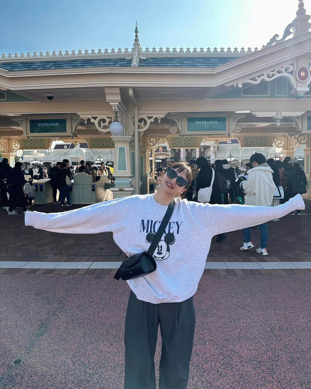 ARISA（和田有沙）のインスタグラム：「Disney🤍ㅤㅤㅤㅤㅤㅤㅤㅤㅤㅤㅤㅤㅤ🩵 ㅤㅤㅤㅤㅤㅤㅤㅤㅤㅤㅤㅤㅤ こどもより浮かれておりました🤞 だけど調子乗ってるのは最初だけ😉ㅤㅤㅤㅤㅤㅤㅤㅤㅤㅤㅤㅤㅤ ㅤㅤㅤㅤㅤㅤㅤㅤㅤㅤㅤㅤㅤ 運動の体力はあるんだけど 生活体力は本当になくて悩みです。ㅤㅤㅤㅤㅤㅤㅤㅤㅤㅤㅤㅤㅤ すぐヘトヘト🤣 ㅤㅤㅤㅤㅤㅤㅤㅤㅤㅤㅤㅤㅤ 🍑との写真はいつぶりだろうか🥺  #disney#disneyland#ディズニーランド#ディズニー #子連れディズニー#年子#年子姉妹#姉妹#年子育児#年子ママ#姉妹ママ  ㅤㅤㅤㅤㅤㅤㅤㅤㅤㅤㅤㅤㅤ  ㅤㅤㅤㅤㅤㅤㅤㅤㅤㅤㅤㅤㅤㅤㅤㅤㅤㅤㅤㅤㅤㅤㅤㅤㅤ  ㅤㅤㅤㅤㅤㅤㅤㅤㅤㅤㅤ」